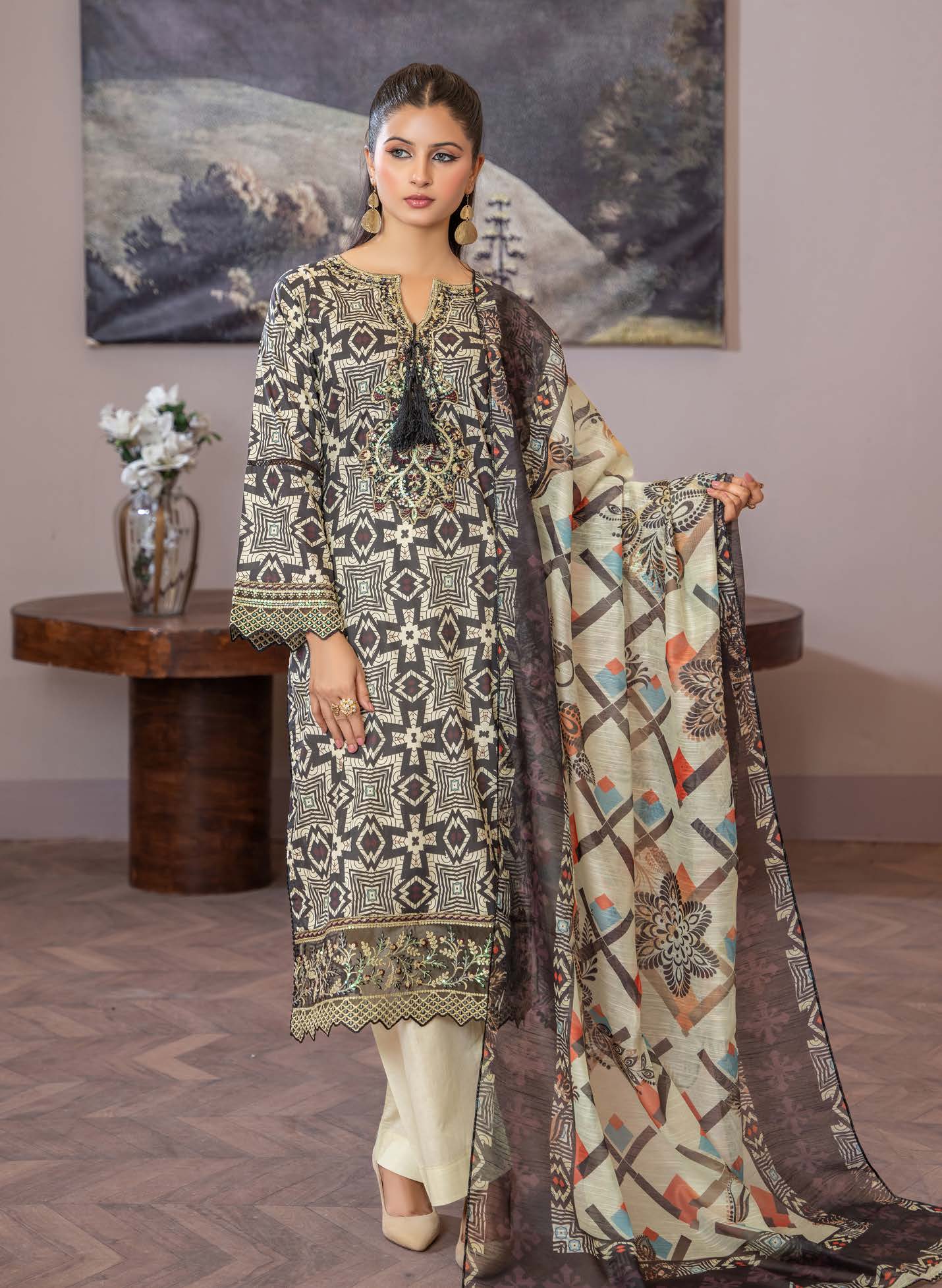 Ensemble traditionnel shalwar kameez brodé noir et doré avec dupatta, tenue ethnique élégante pour femme
