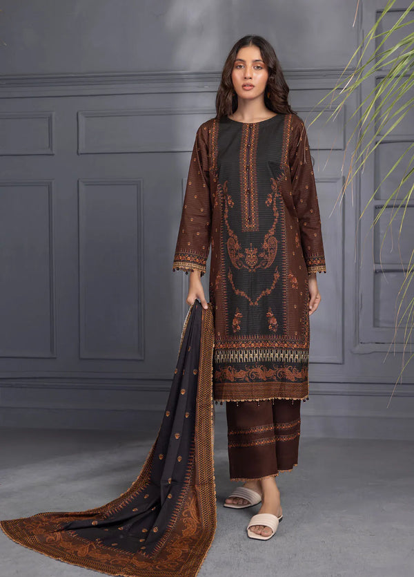 femme pakistanaise portant des habits traditionnels pakistanais /indiens ( shalwar kameez dupatta)  marron et noir de la marque Bana Dora (banadora) collection hiver 2025