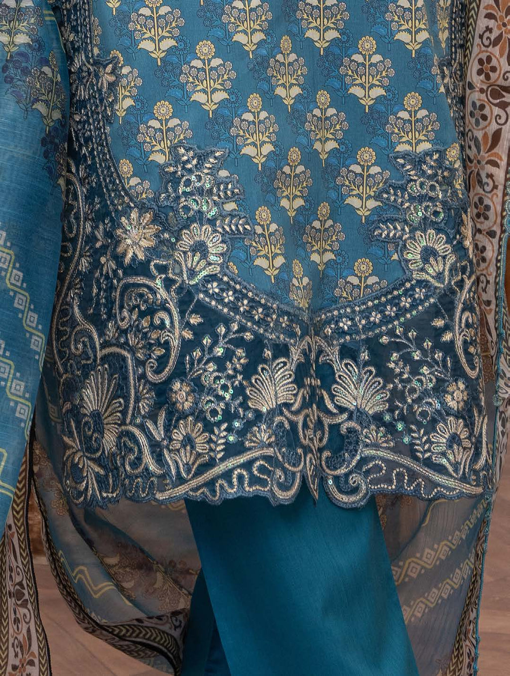 Ensemble Pakistanais Bleu Brodé - Été 2025 Mahnoor