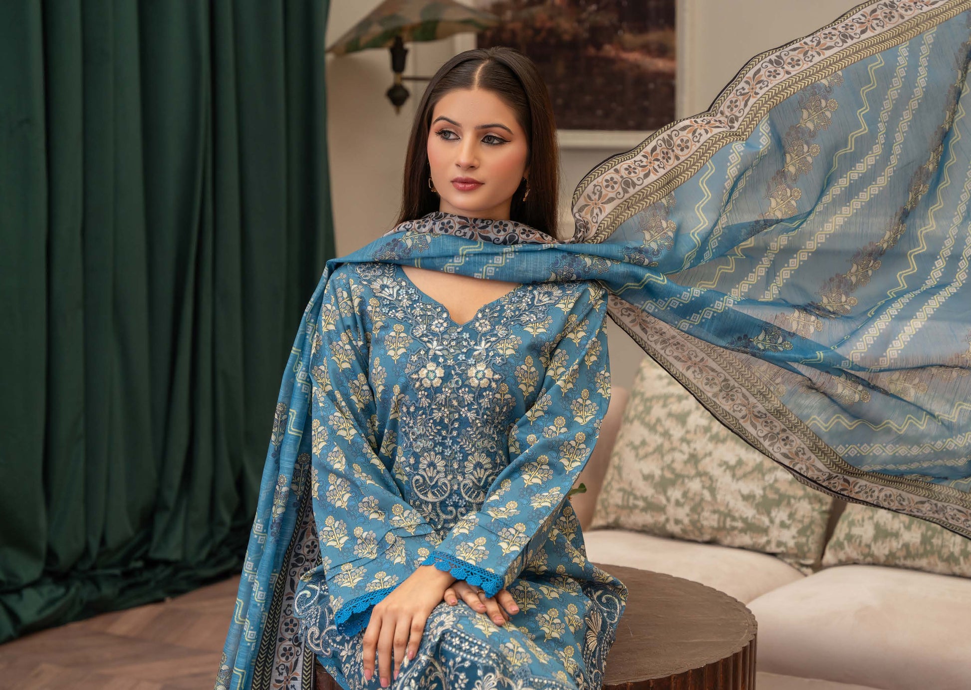Ensemble Pakistanais Bleu Brodé - Été 2025 Mahnoor