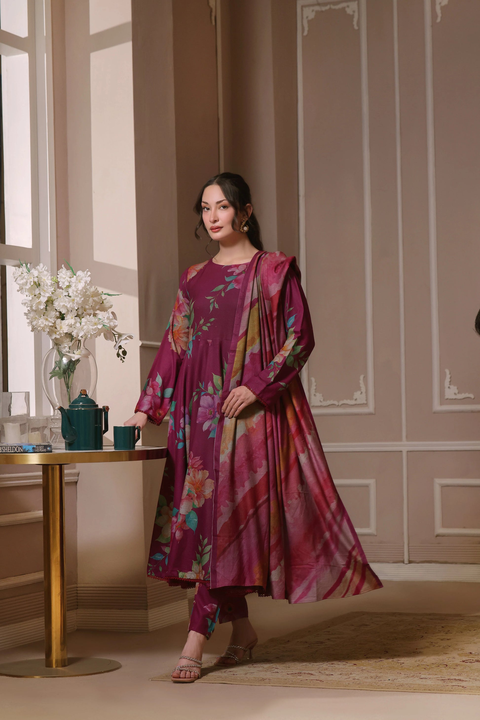 Ensemble shalwar kameez magenta fleuri avec foulard drapé – vue de face.