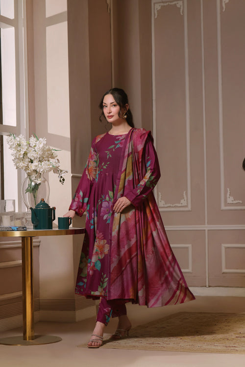 Ensemble shalwar kameez magenta fleuri avec foulard drapé – vue de face.
