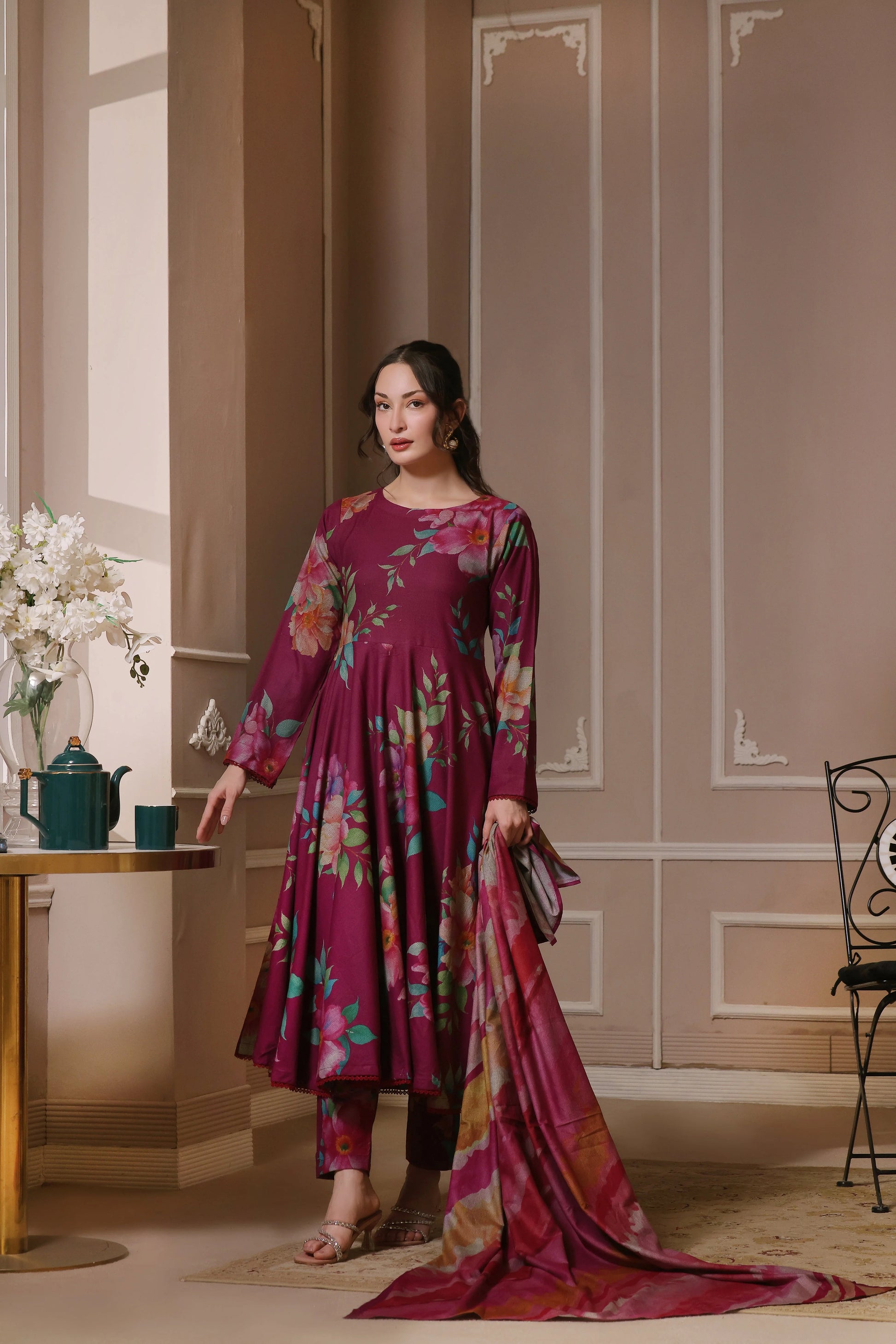 Robe fluide magenta florale avec pantalon assorti – pose élégante.