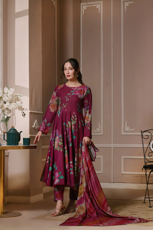 Robe fluide magenta florale avec pantalon assorti – pose élégante.