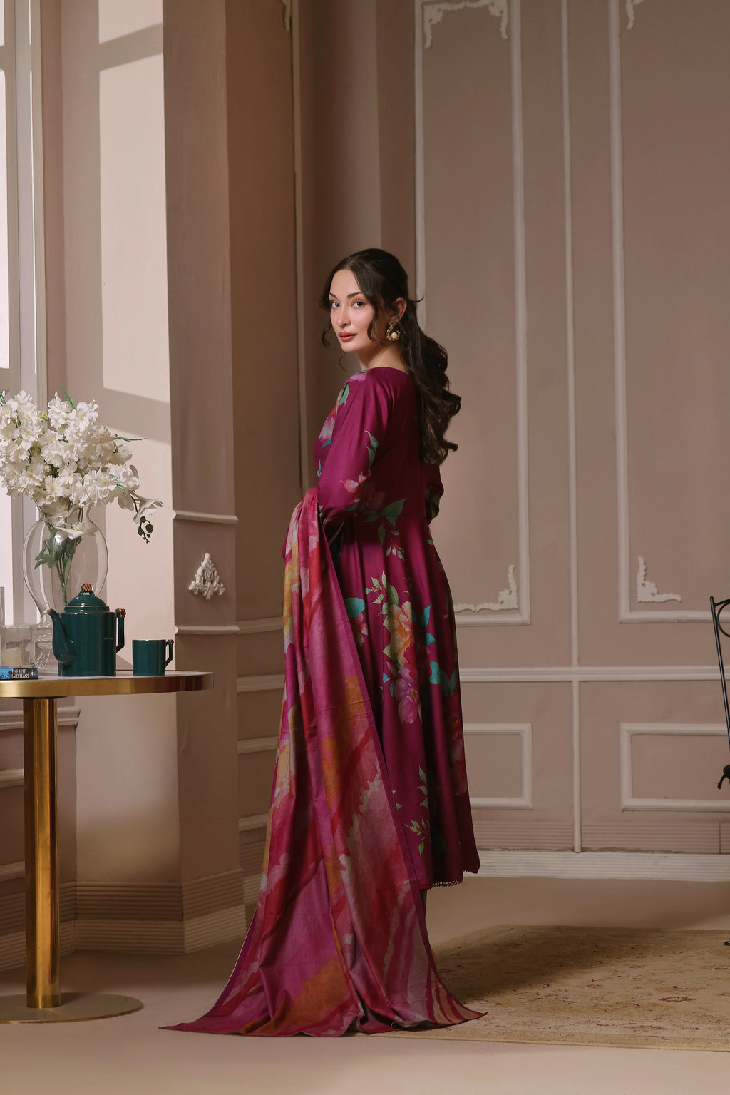 Vue de dos du shalwar kameez magenta avec longue étole imprimée.