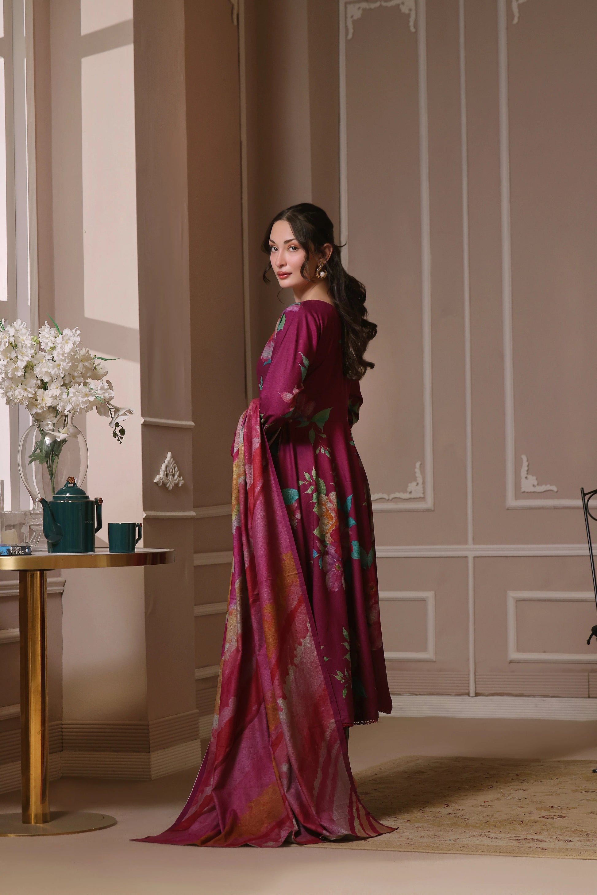 Vue de dos du shalwar kameez magenta avec longue étole imprimée.