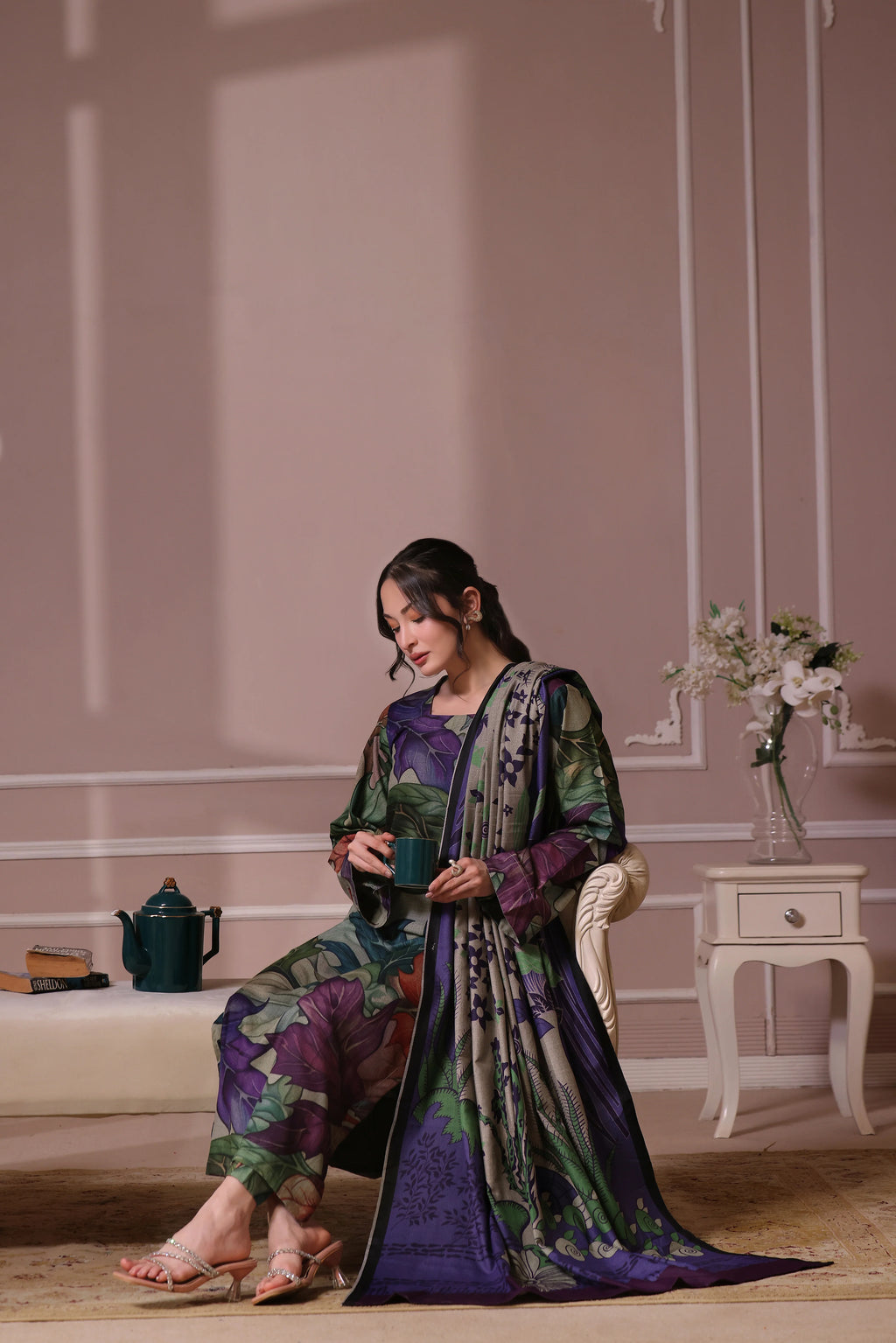 tenue traditionnelle assise avec tasse à la main
