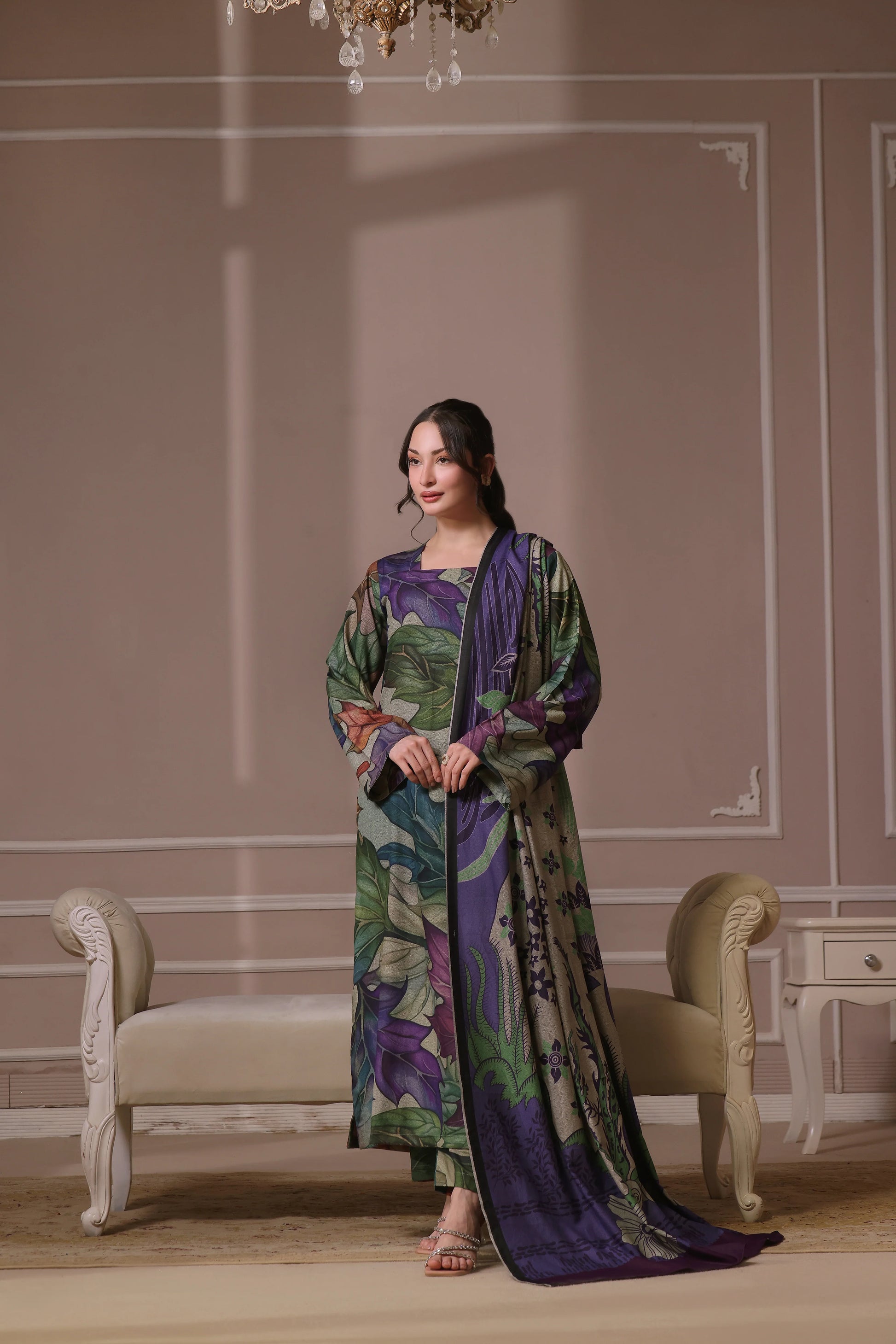 pose debout élégante avec foulard long