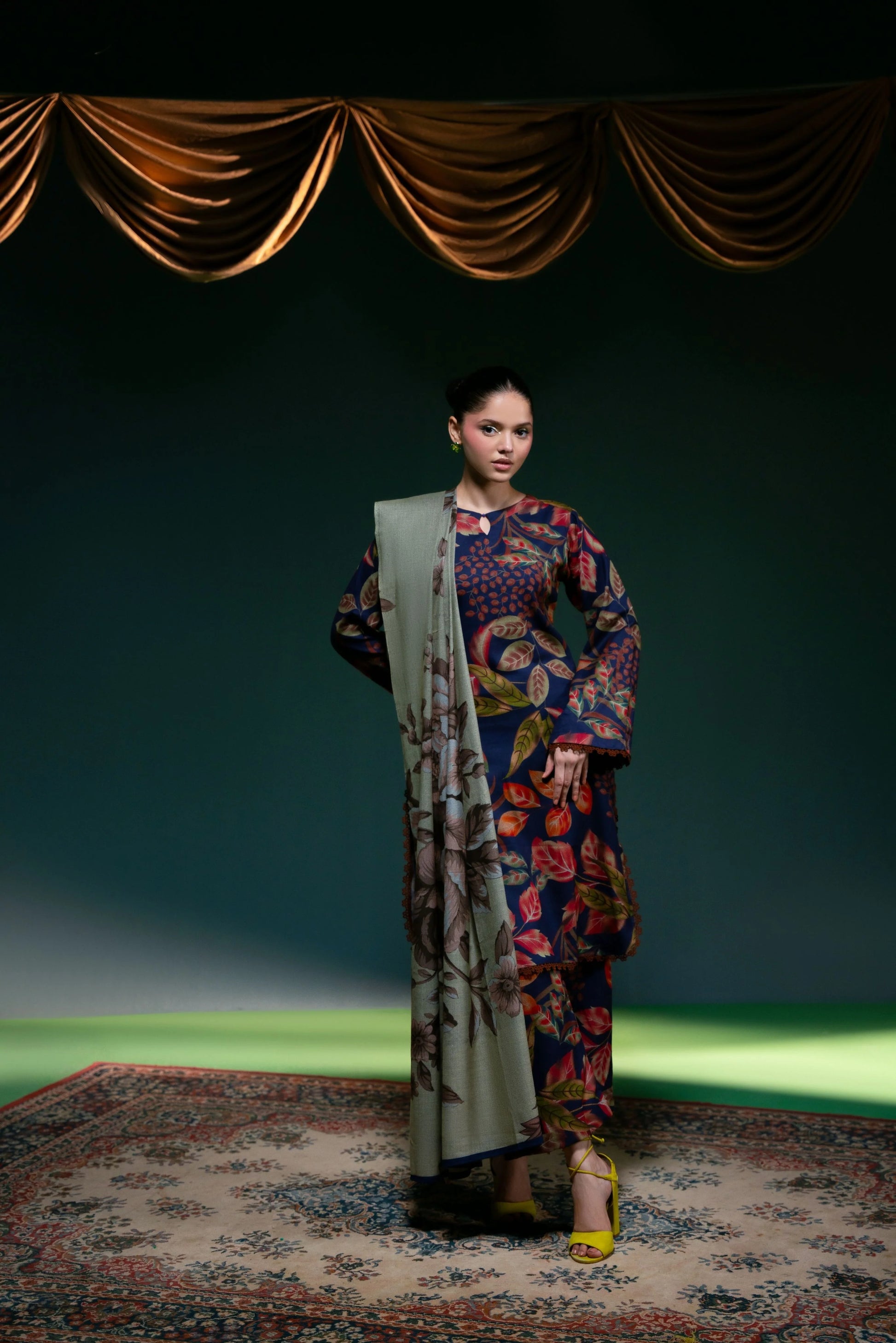 Zoom sur les détails du haut brodé et du foulard du Midnight Foliage.