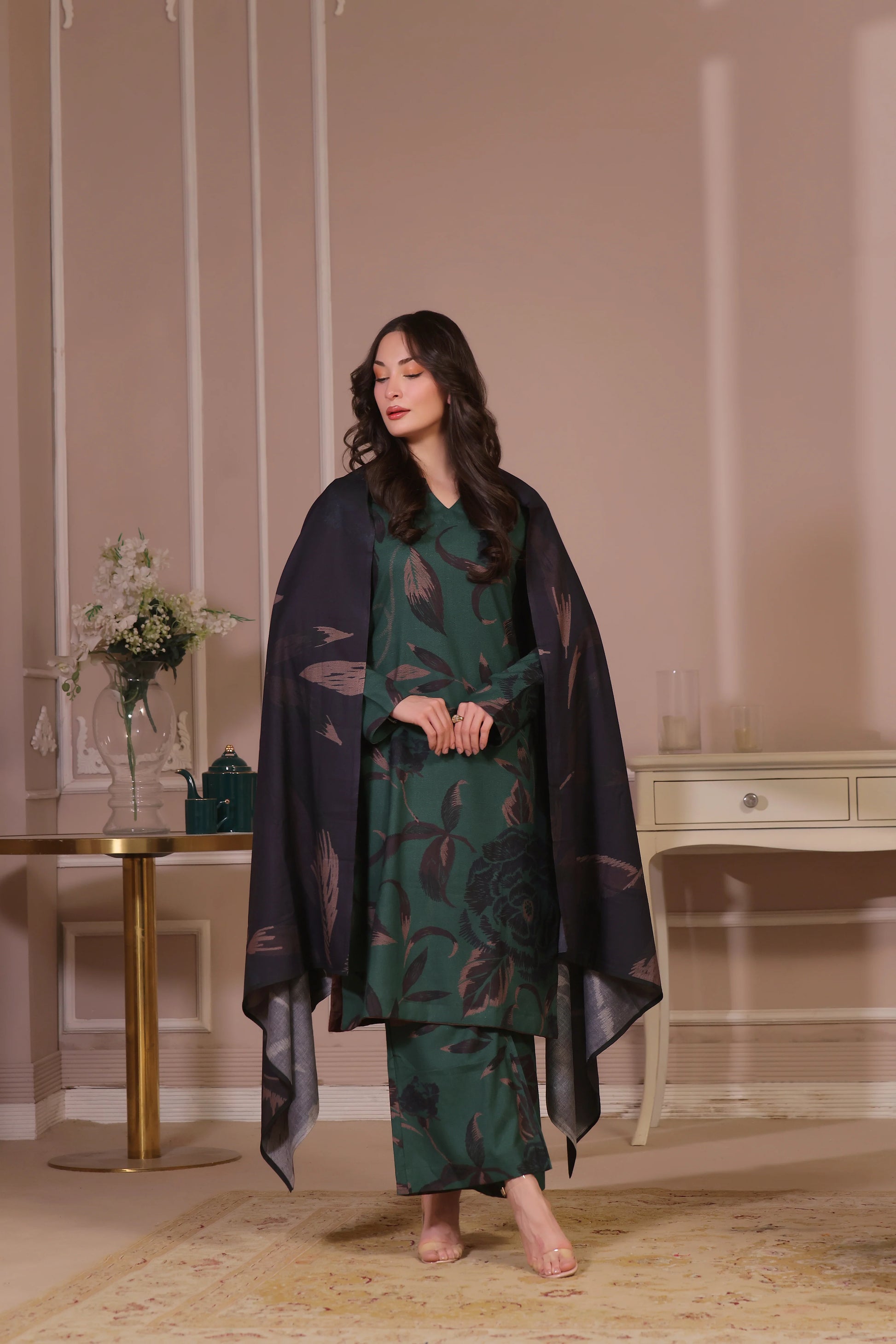 Femme posant avec le foulard sur les épaules, en shalwar kameez imprimé floral foncé.