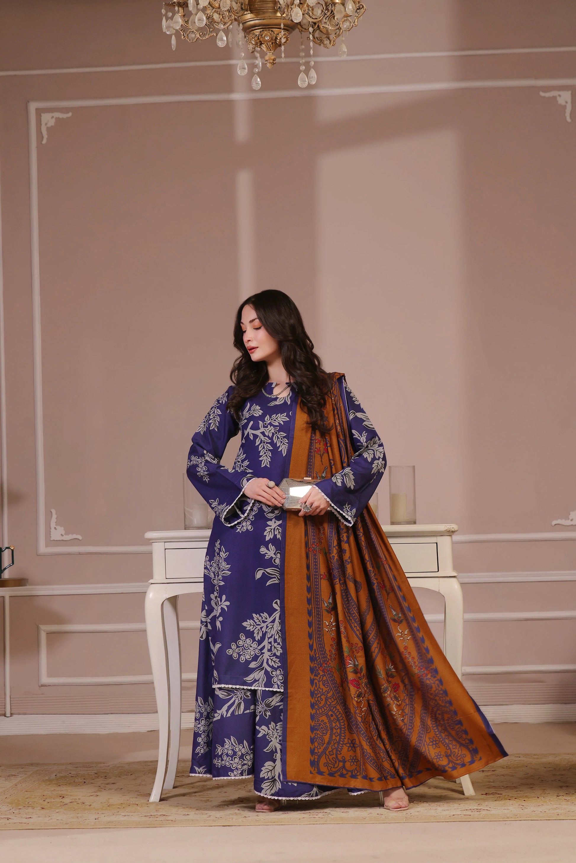 ensemble shalwar kameez élégant posé avec pochette