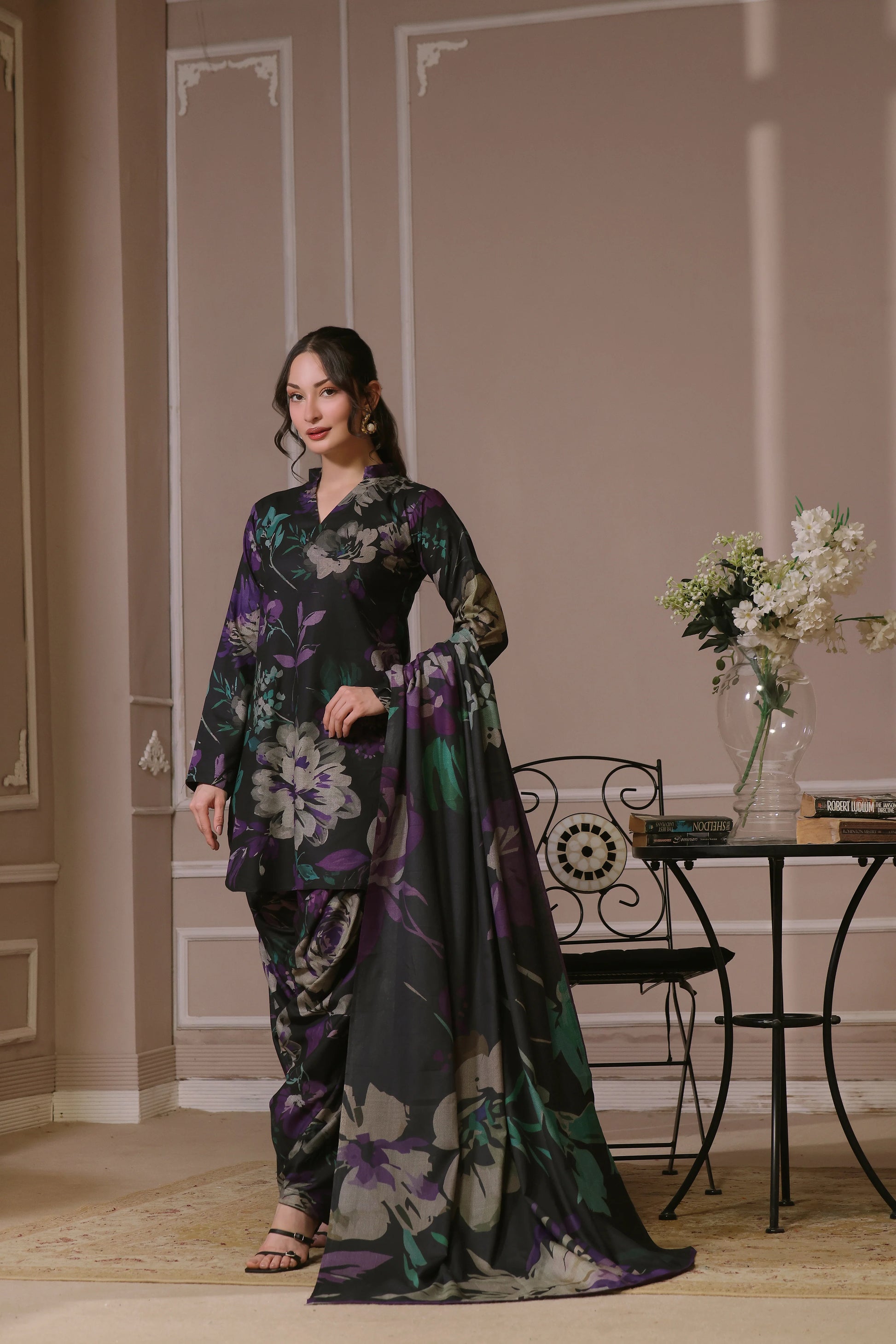 Vue de face du shalwar kameez Banadora Noir et Orchidée Sauvage