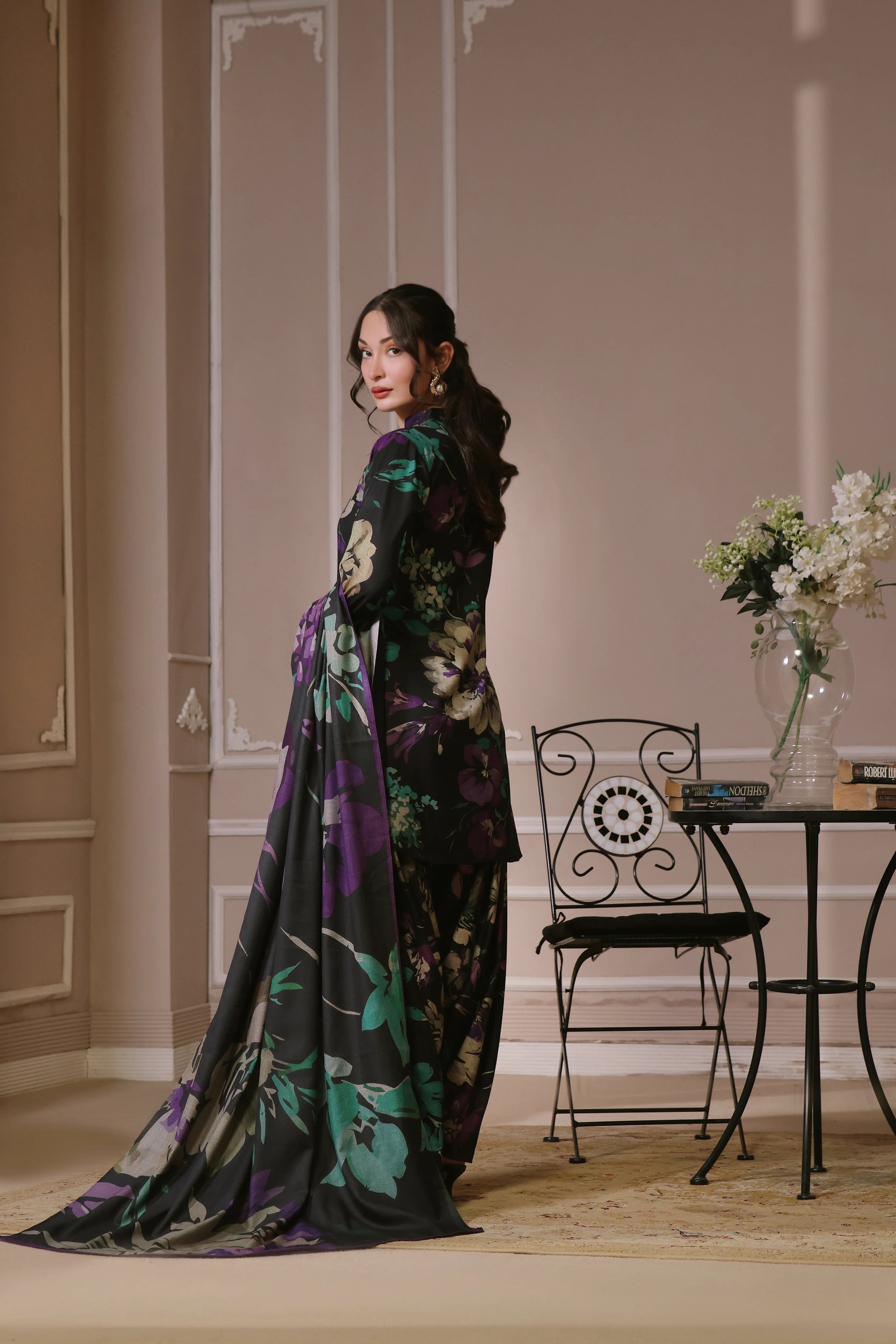 Vue de dos du shalwar kameez montrant le drapé du foulard
