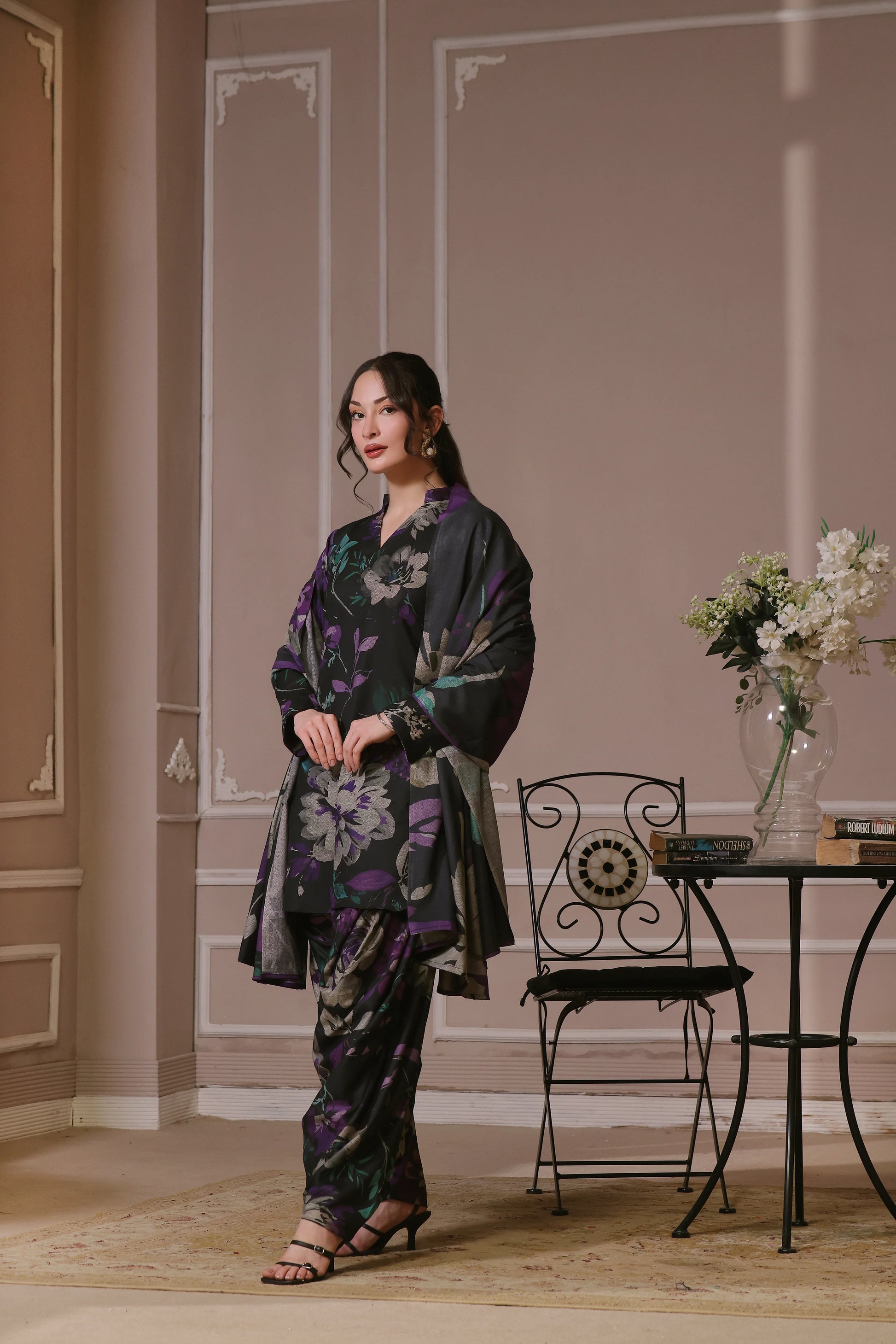 Modèle élégant en shalwar kameez à imprimé floral violet et vert