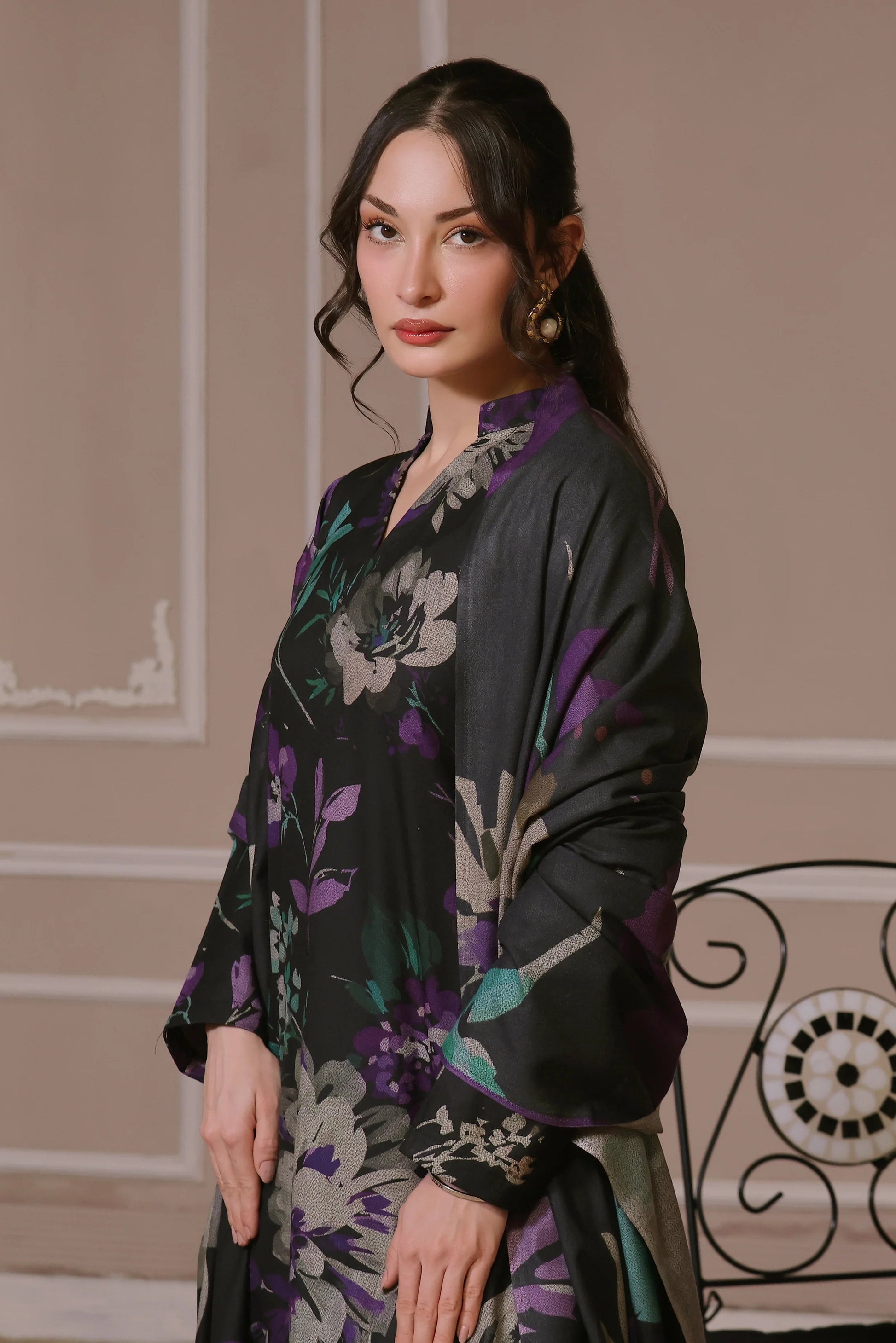 Zoom sur le col et les détails floraux du shalwar kameez