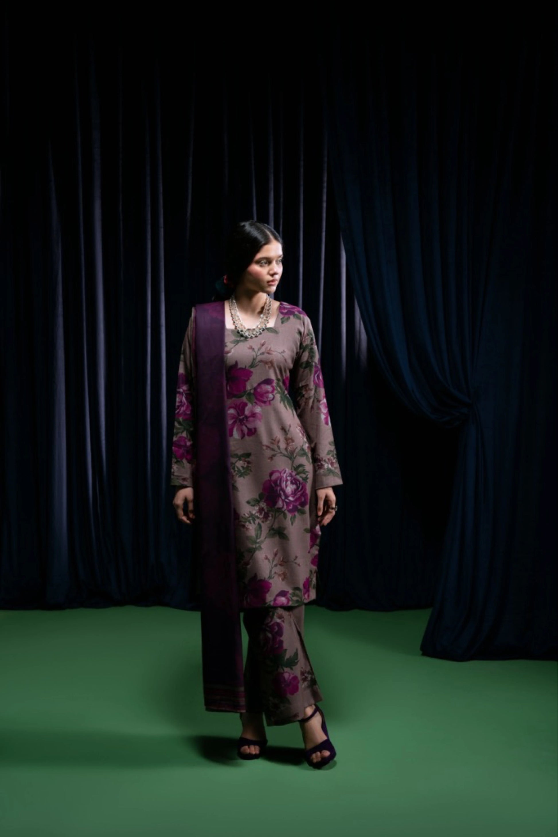 modèle en tenue prune florale avec foulard assorti, regard vers la gauche

