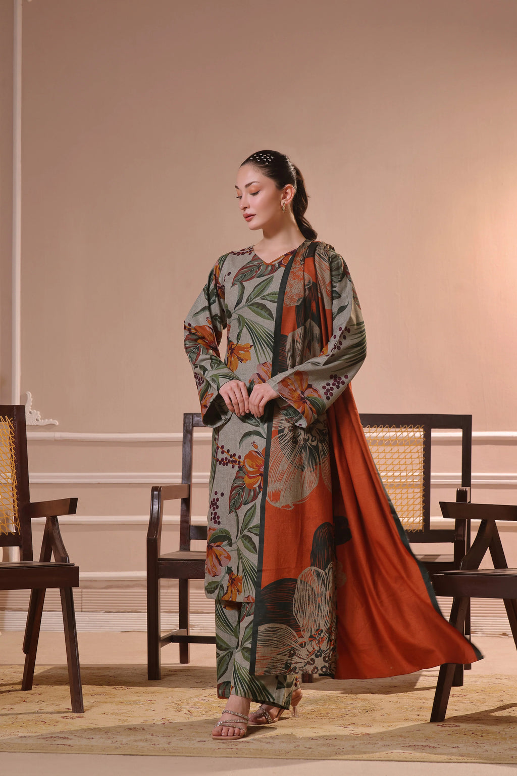 Femme debout portant un shalwar kameez à imprimé floral rust, vue de face