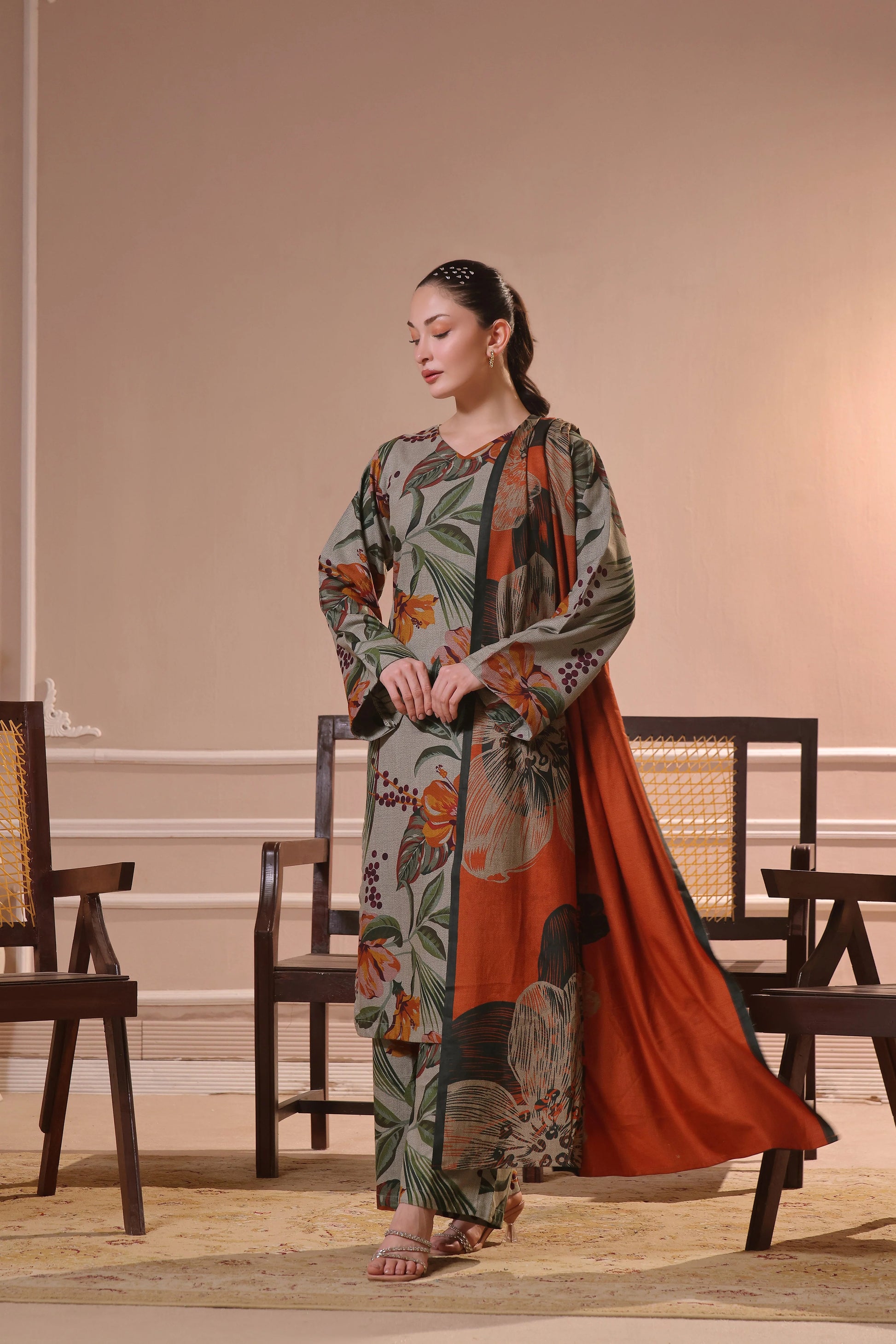 Femme debout portant un shalwar kameez à imprimé floral rust, vue de face