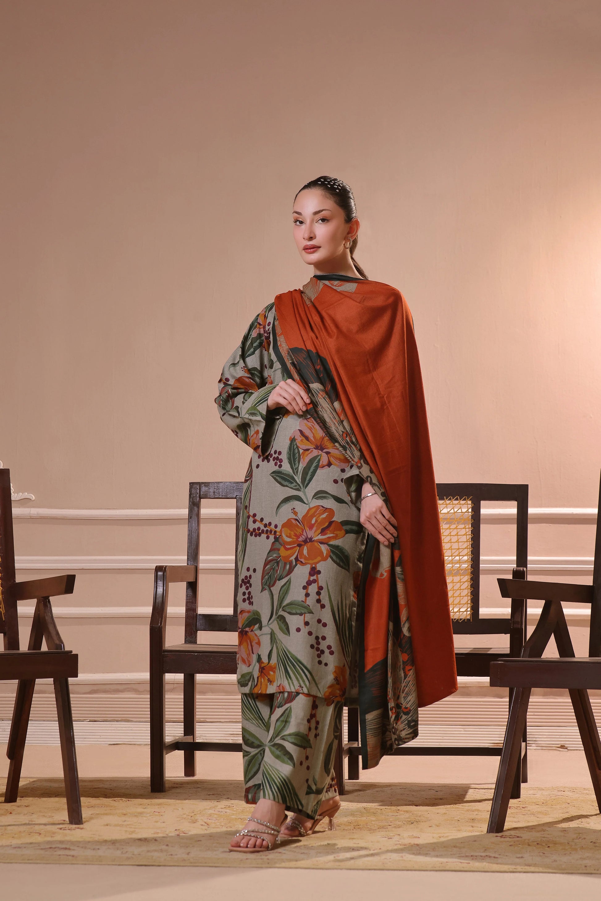 Femme posant avec un foulard rouille uni assorti au shalwar kameez
