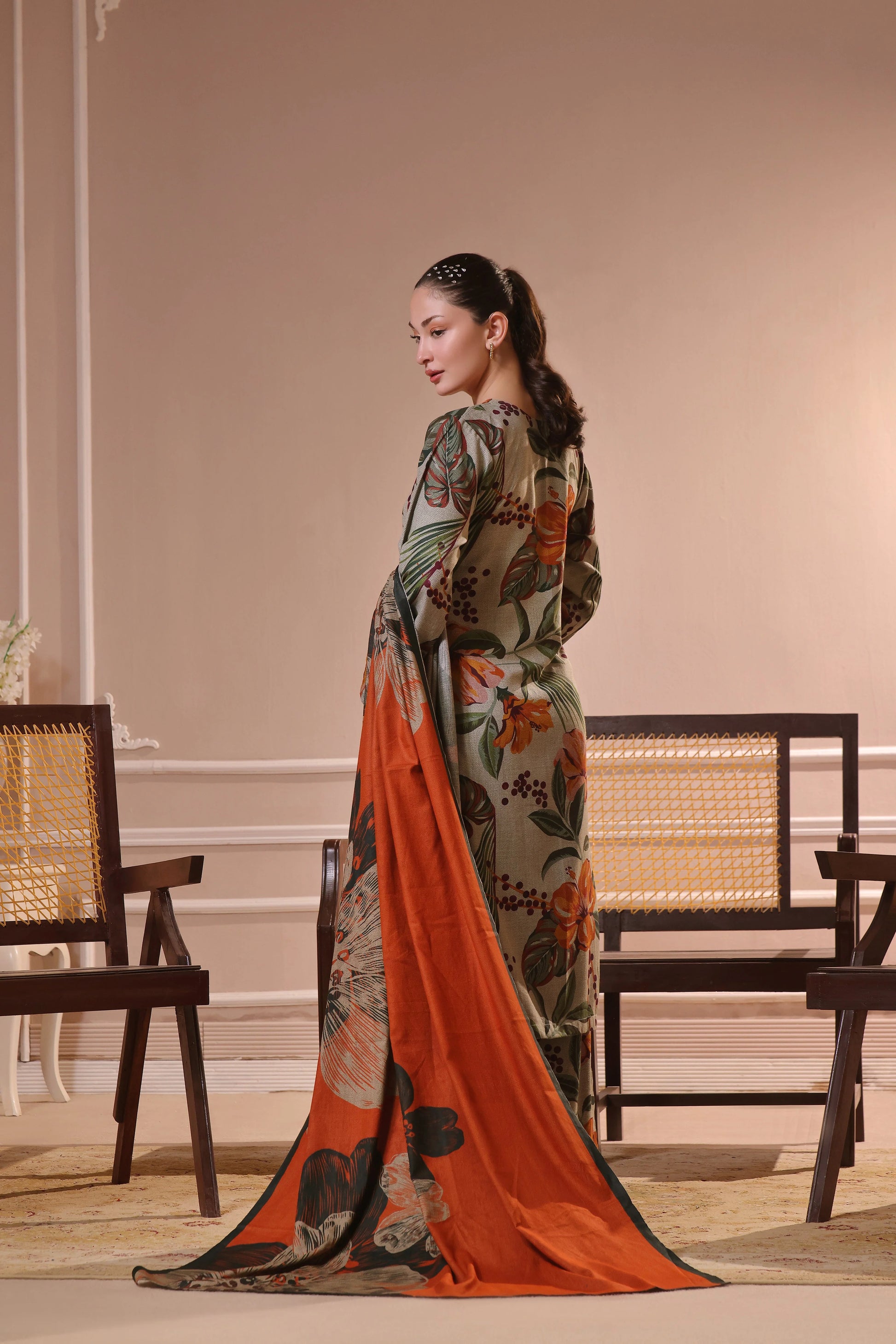 Vue de dos du shalwar kameez à imprimés floraux Banadora