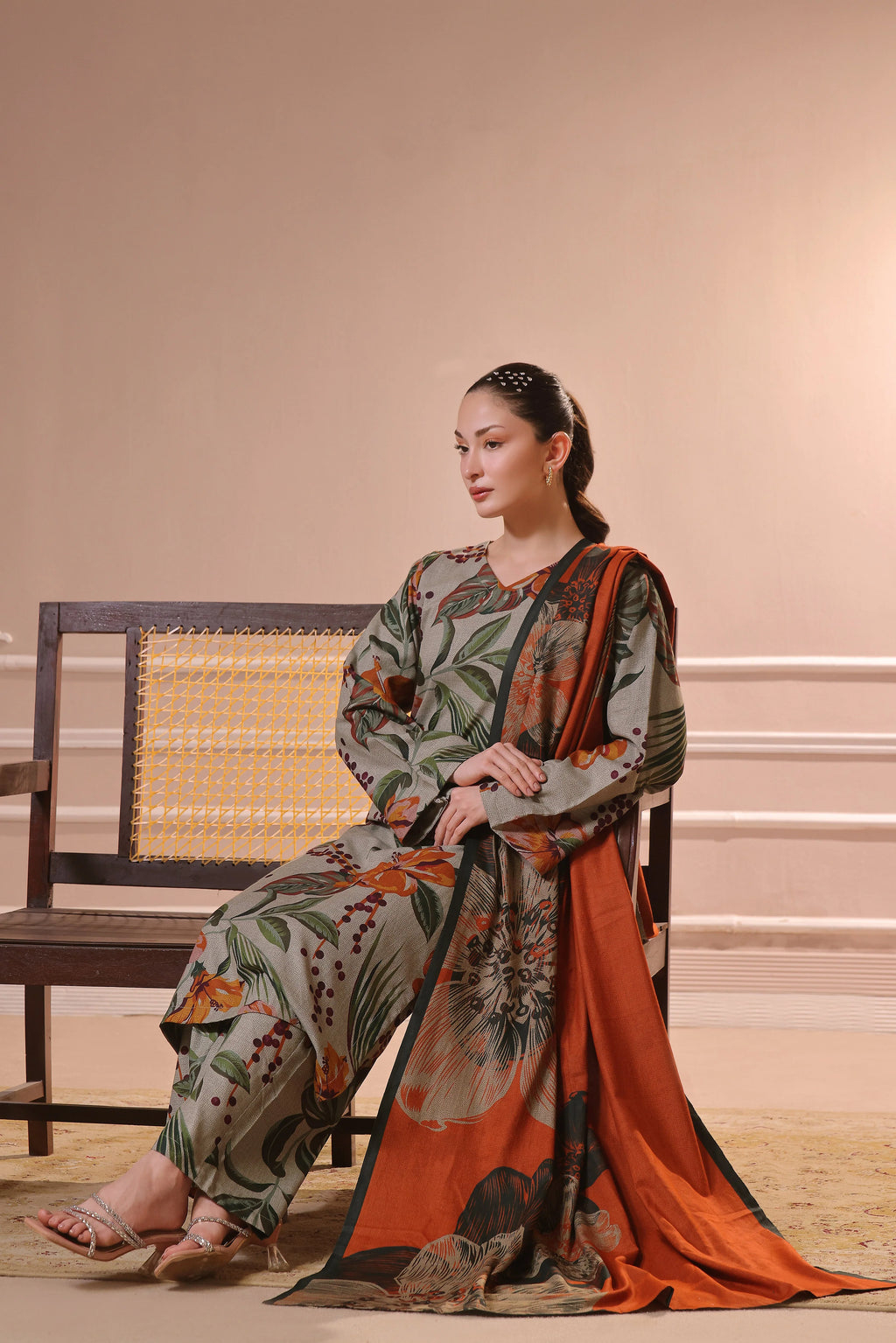 Modèle assise en shalwar kameez Rust Garden Bloom avec foulard fluide
