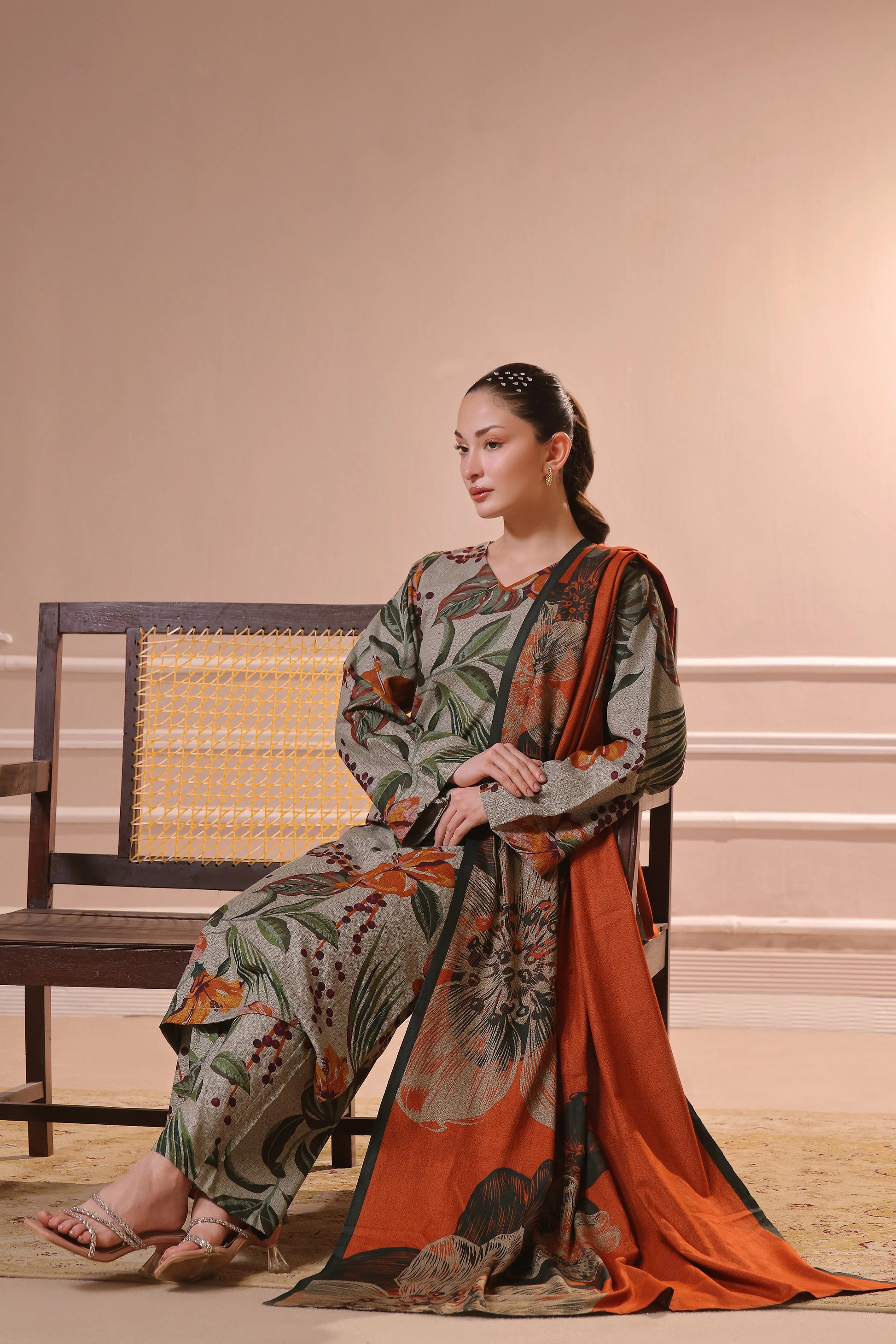 Modèle assise en shalwar kameez Rust Garden Bloom avec foulard fluide