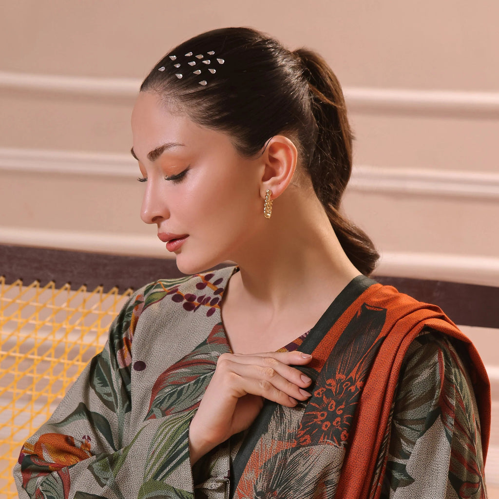 Gros plan sur le motif floral du shalwar kameez et l’expression du modèle
