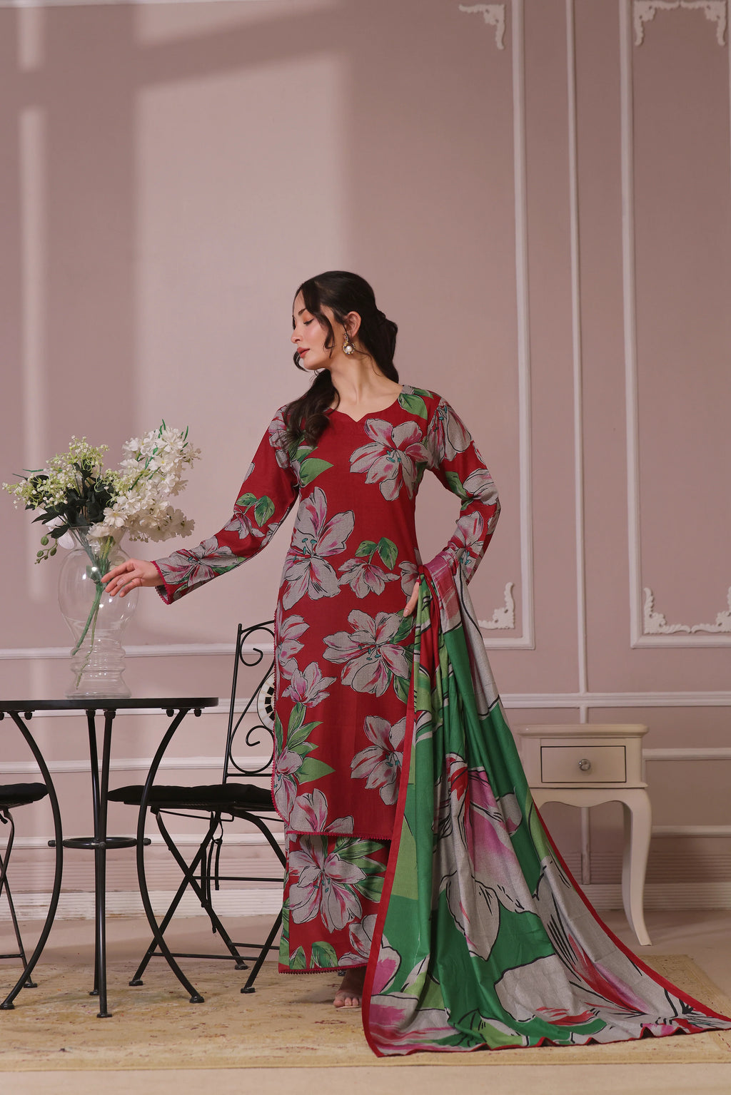 femme portant le shalwar kameez rouge fleuri avec foulard vert