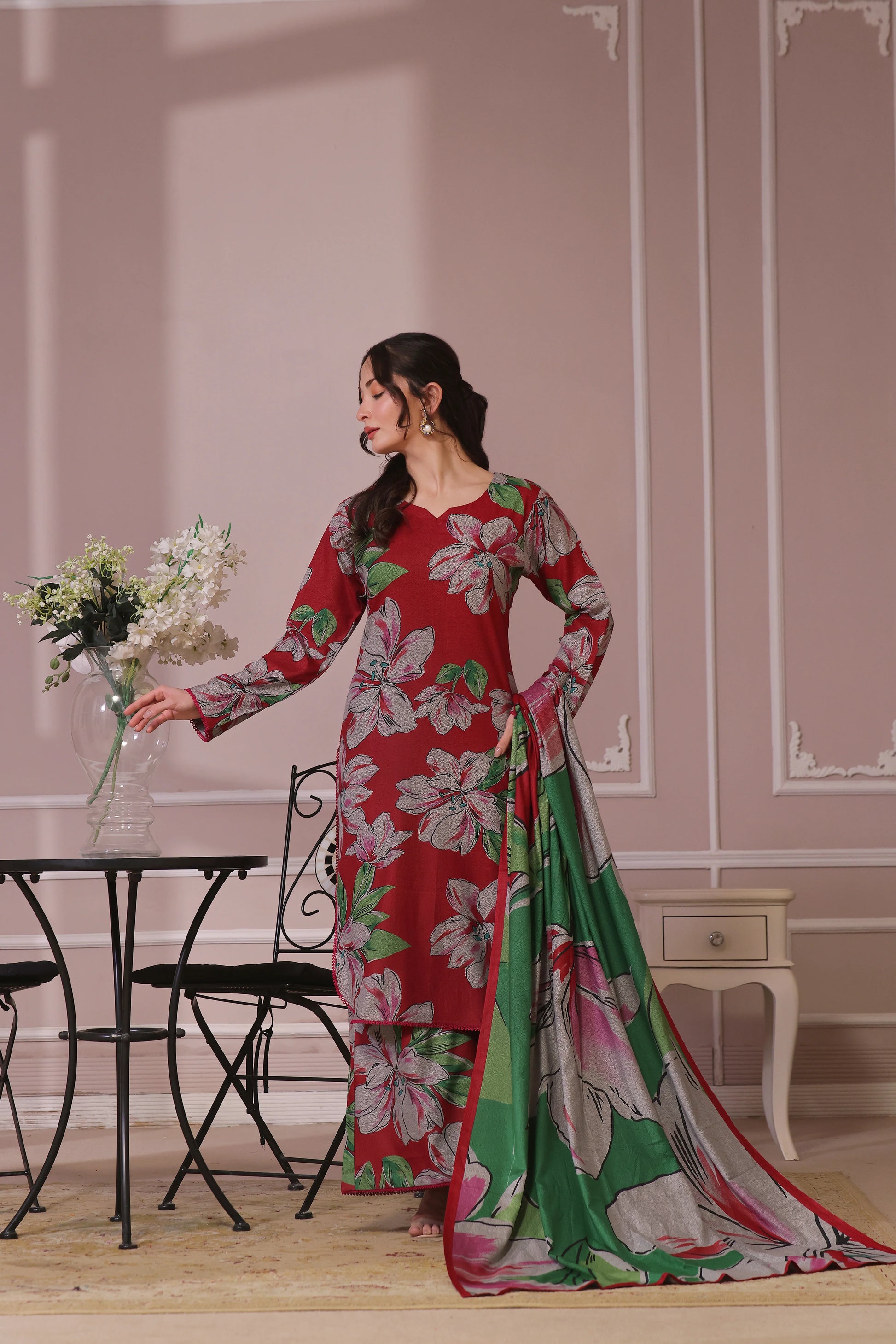femme portant le shalwar kameez rouge fleuri avec foulard vert