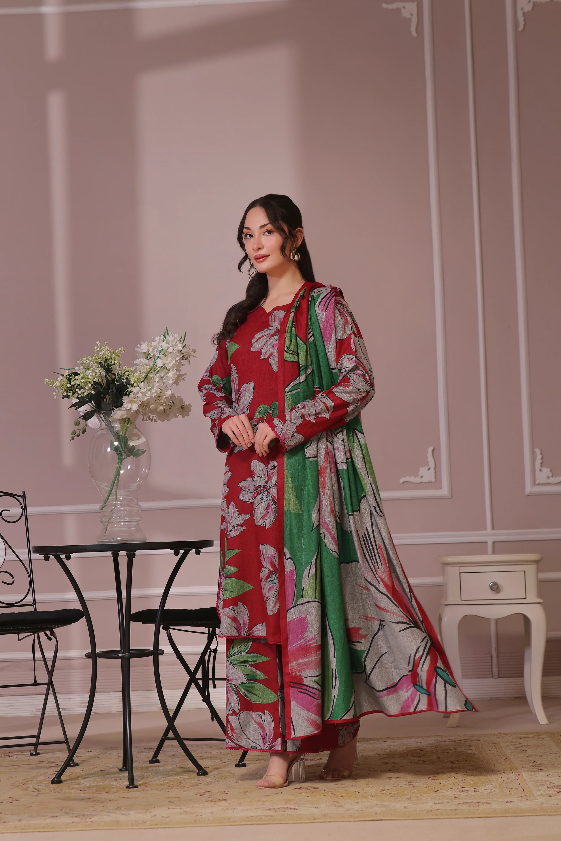 vue de face du shalwar kameez floral rouge avec dupatta vert