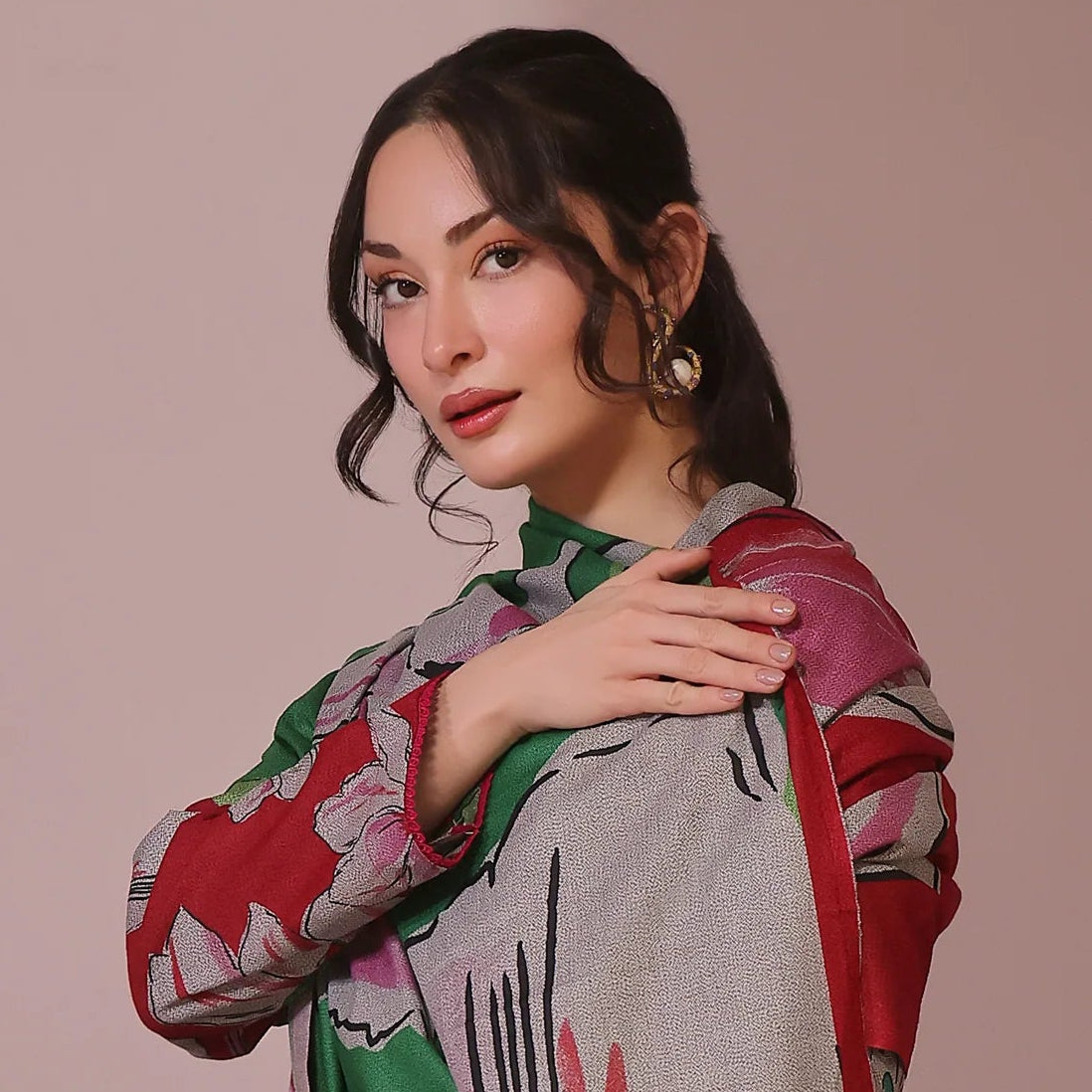 tenue Banadora rouge avec motifs floraux, vue trois-quarts