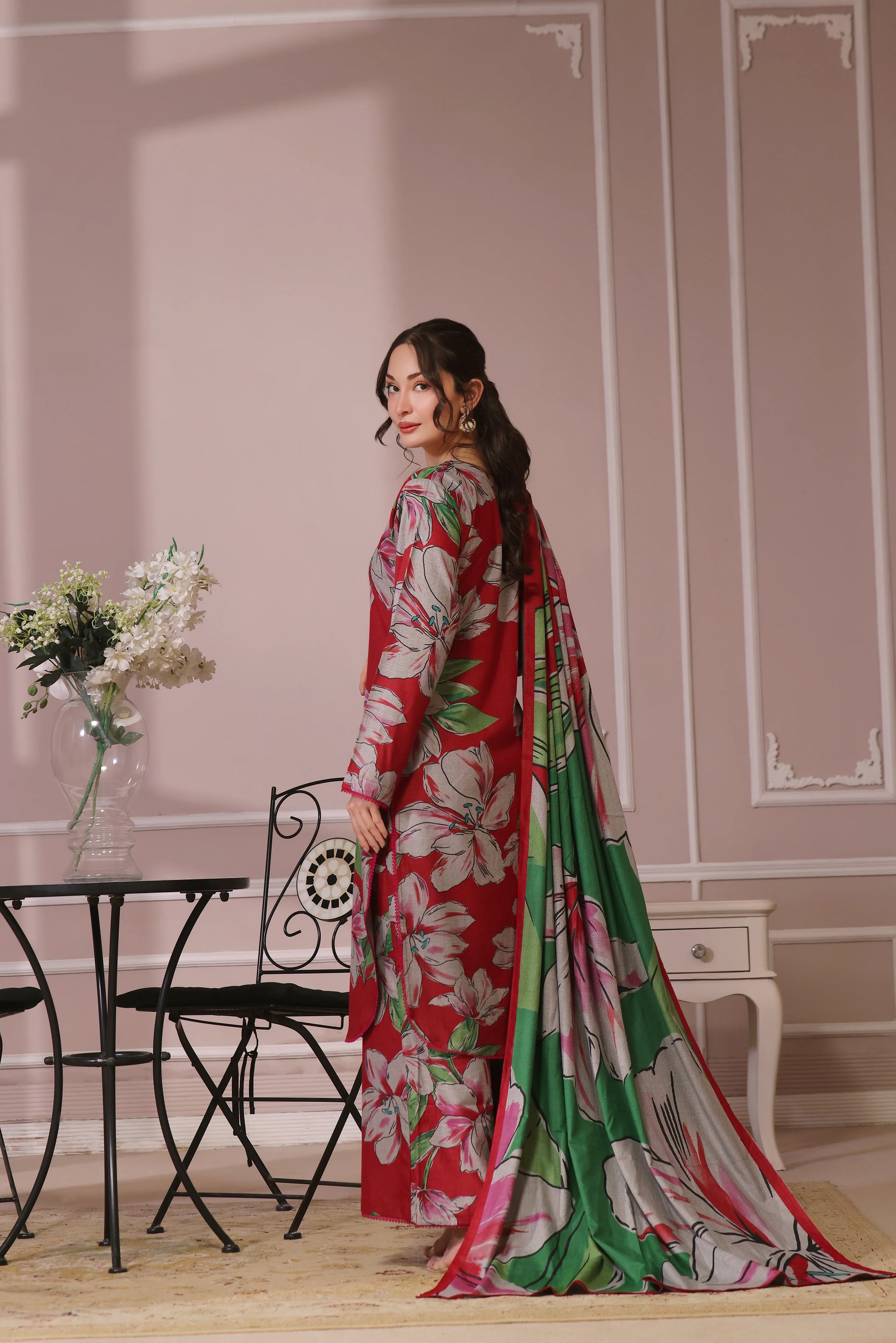 vue arrière du shalwar kameez rouge et vert à fleurs