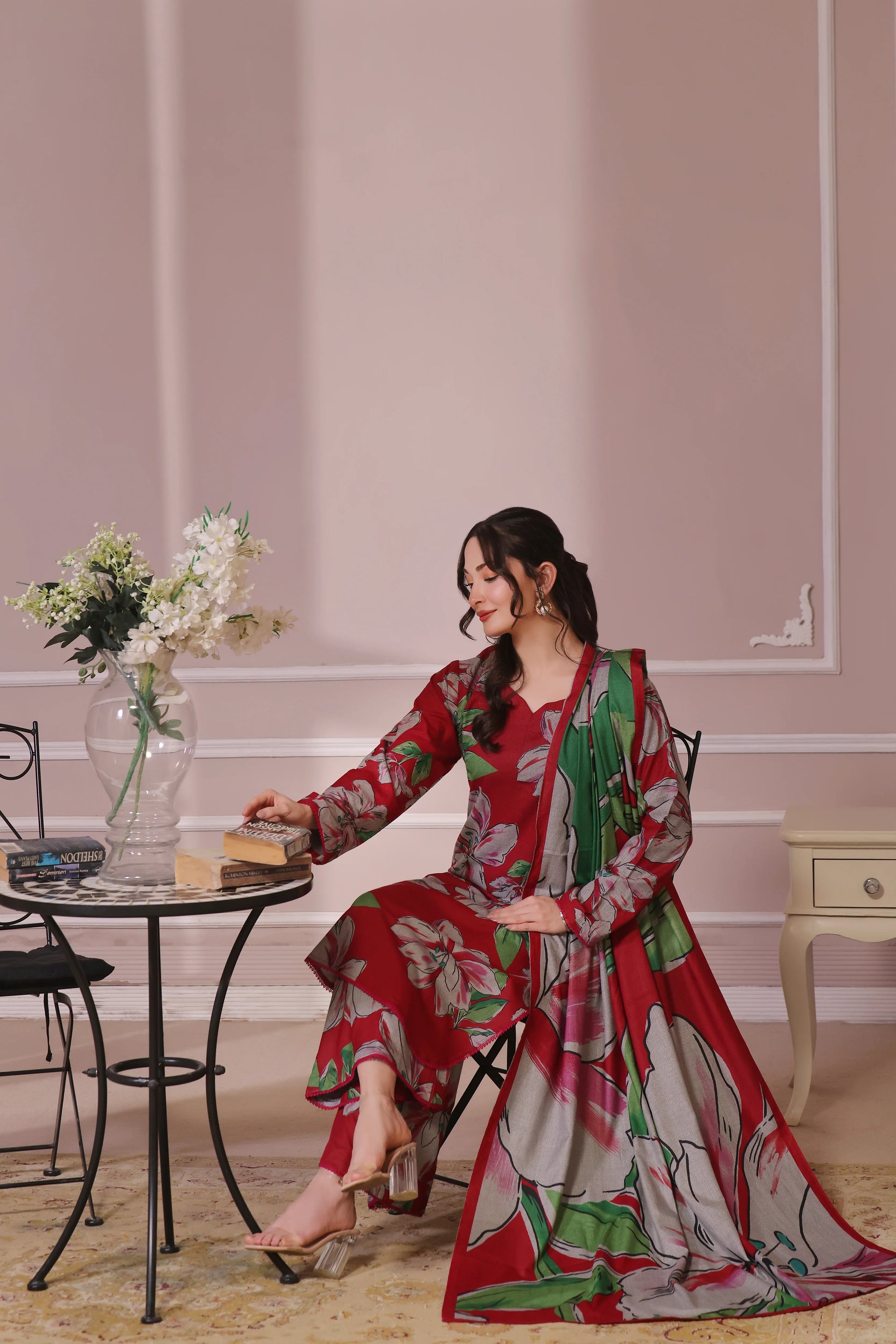 femme assise avec shalwar kameez fleuri rouge et foulard long