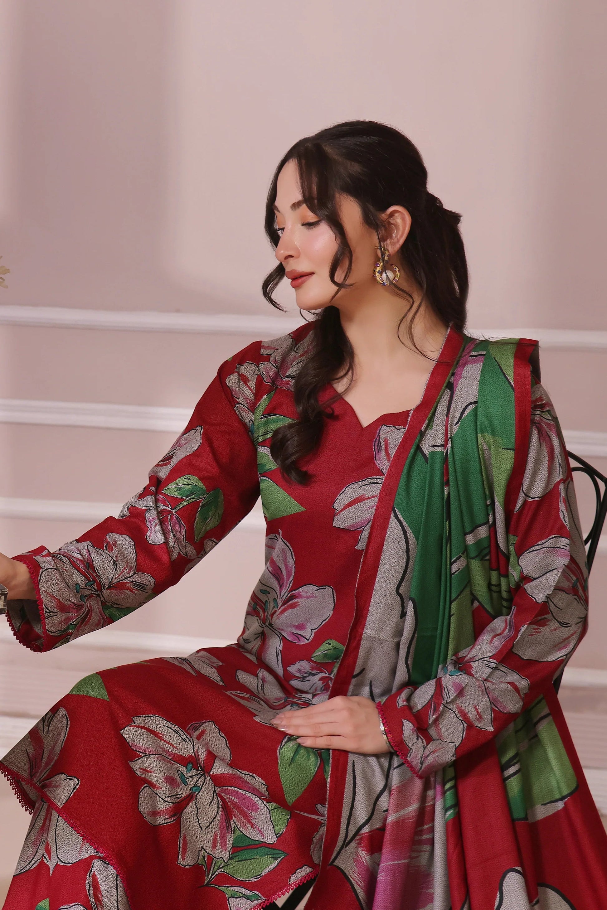 gros plan du motif floral du shalwar kameez rouge et vert