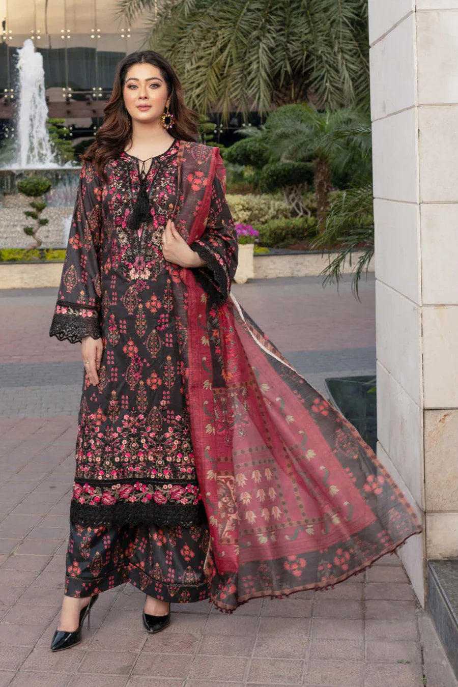 femme élégante portant des habits pakistanais, shalwar kameez, (ou salwar kameez), habits traditionnels du Pakistan, habits amples, collection printemps été, imprimé en motifs bordeaux et noir, avec un shawl léger ( écharpe ou foulard) en linon, en imprimé motif rouge, et un pantalon coupe patte d'éléphant