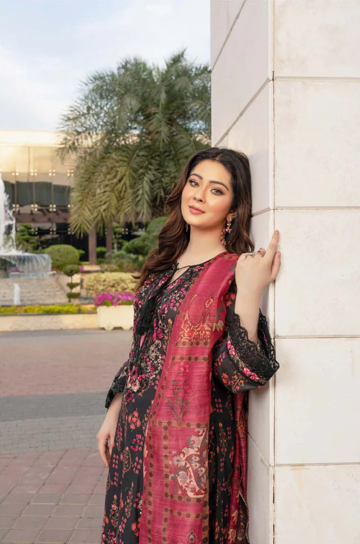 Femme élégante portant des habits pakistanais, shalwar kameez, (ou salwar kameez), habits traditionnels du Pakistan, habits amples, collection printemps été, imprimé en motifs bordeaux et noir, avec un châle léger (écharpe ou foulard) en linon, en imprimé motif rouge, et un pantalon coupe patte d'éléphant.