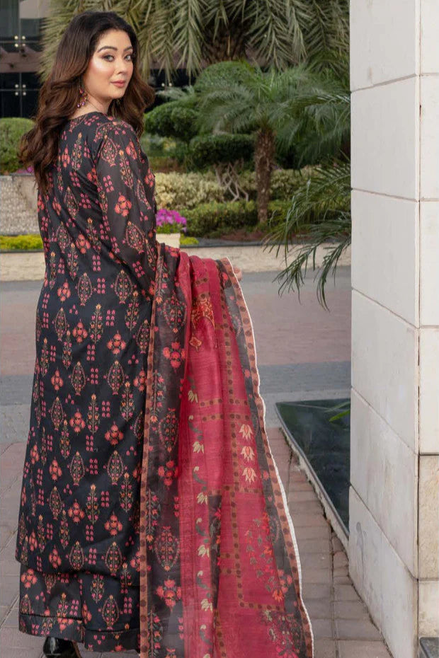 Femme élégante portant des habits pakistanais, shalwar kameez, (ou salwar kameez), habits traditionnels du Pakistan, habits amples, collection printemps été, imprimé en motifs bordeaux et noir, avec un châle léger (écharpe ou foulard) en linon, en imprimé motif rouge, et un pantalon coupe patte d'éléphant.