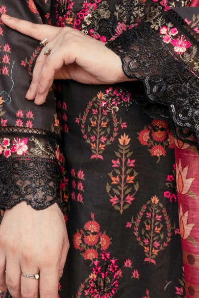 Femme élégante portant des habits pakistanais, shalwar kameez, (ou salwar kameez), habits traditionnels du Pakistan, habits amples, collection printemps été, imprimé en motifs bordeaux et noir, avec un châle léger (écharpe ou foulard) en linon, en imprimé motif rouge, et un pantalon coupe patte d'éléphant.