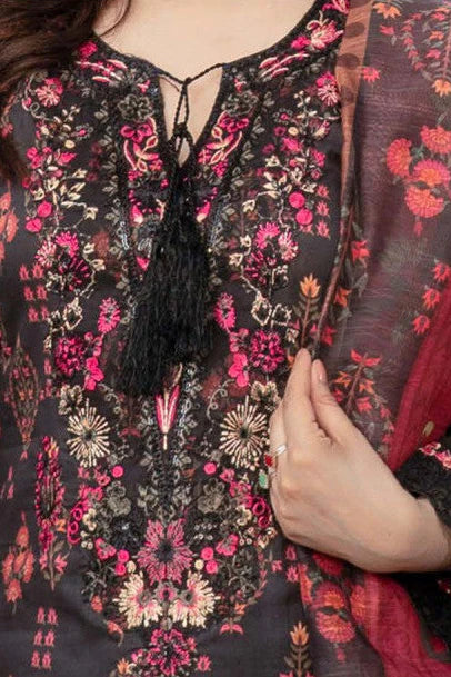 Femme élégante portant des habits pakistanais, shalwar kameez, (ou salwar kameez), habits traditionnels du Pakistan, habits amples, collection printemps été, imprimé en motifs bordeaux et noir, avec un châle léger (écharpe ou foulard) en linon, en imprimé motif rouge, et un pantalon coupe patte d'éléphant.