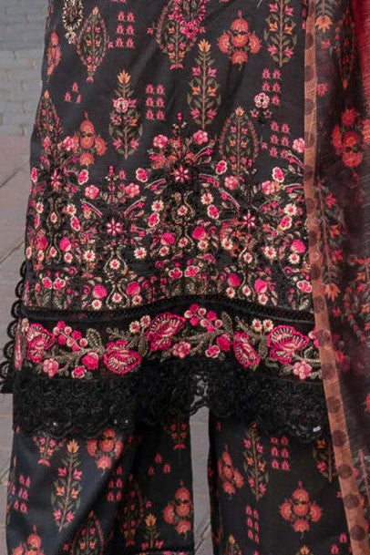 Femme élégante portant des habits pakistanais, shalwar kameez, (ou salwar kameez), habits traditionnels du Pakistan, habits amples, collection printemps été, imprimé en motifs bordeaux et noir, avec un shawl léger (écharpe ou foulard) en linon, en imprimé motif rouge, et un pantalon coupe patte d'éléphant.