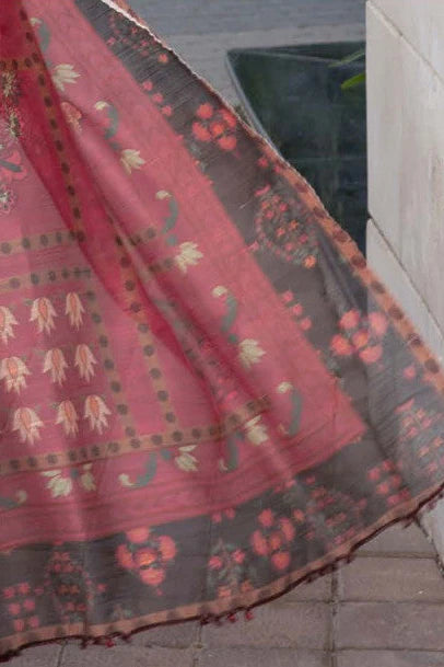 Femme élégante portant des habits pakistanais, shalwar kameez, (ou salwar kameez), habits traditionnels du Pakistan, habits amples, collection printemps été, imprimé en motifs bordeaux et noir, avec un châle léger (écharpe ou foulard) en linon, en imprimé motif rouge, et un pantalon coupe patte d'éléphant.