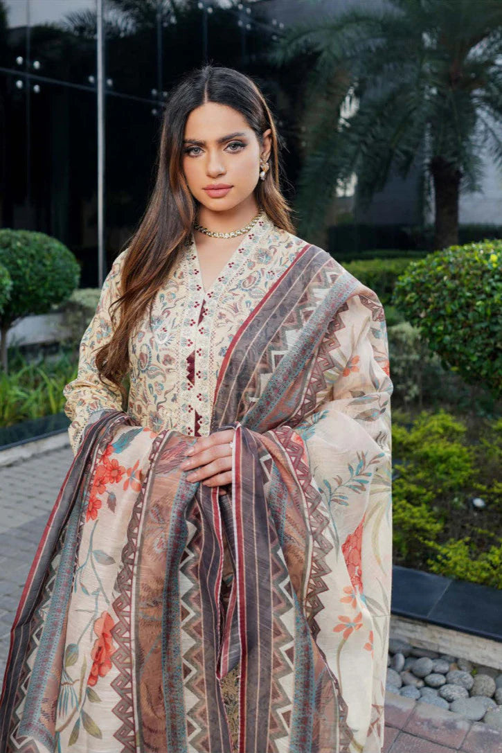 Femme élégante portant des habits pakistanais, shalwar kameez, (ou salwar kameez), habits traditionnels du Pakistan, habits amples, collection printemps été, imprimé en motifs crème et beige, avec un châle léger (écharpe ou foulard) en linon, en imprimé motif crème, et un pantalon coupe patte d'éléphant.