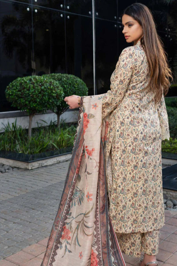 Femme élégante portant des habits pakistanais, shalwar kameez, (ou salwar kameez), habits traditionnels du Pakistan, habits amples, collection printemps été, imprimé en motifs crème et beige, avec un châle léger (écharpe ou foulard) en linon, en imprimé motif crème, et un pantalon coupe patte d'éléphant.