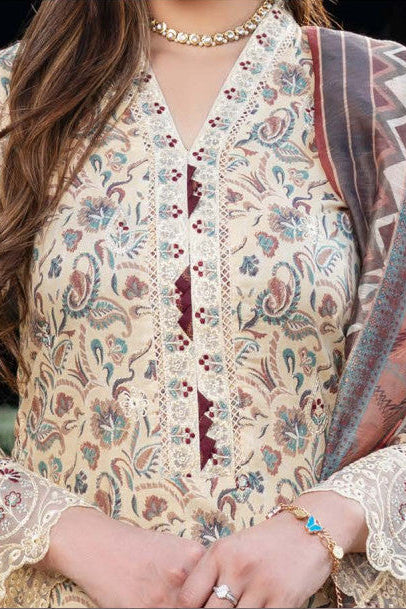 Femme élégante portant des habits pakistanais, shalwar kameez, (ou salwar kameez), habits traditionnels du Pakistan, habits amples, collection printemps été, imprimé en motifs crème et beige, avec un châle léger (écharpe ou foulard) en linon, en imprimé motif crème, et un pantalon coupe patte d'éléphant.