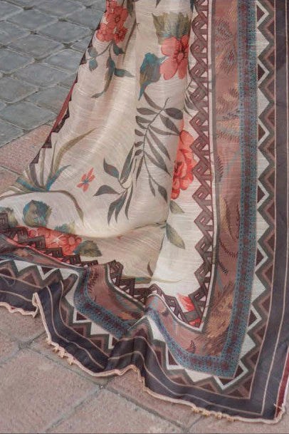 Femme élégante portant des habits pakistanais, shalwar kameez, (ou salwar kameez), habits traditionnels du Pakistan, habits amples, collection printemps été, imprimé en motifs crème et beige, avec un shawl léger (écharpe ou foulard) en linon, en imprimé motif crème, et un pantalon coupe patte d'éléphant.