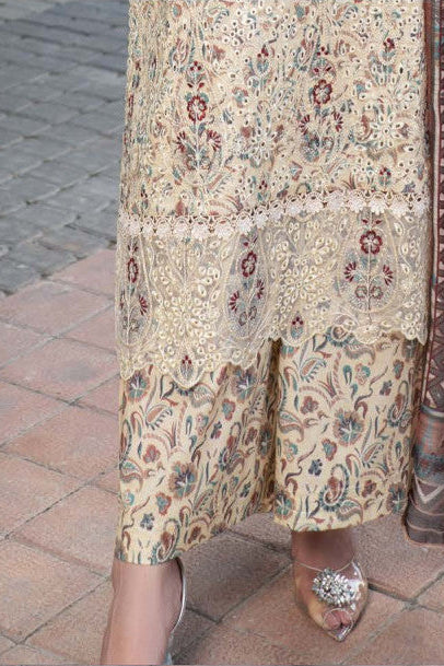 Femme élégante portant des habits pakistanais, shalwar kameez, (ou salwar kameez), habits traditionnels du Pakistan, habits amples, collection printemps été, imprimé en motifs crème et beige, avec un châle léger (écharpe ou foulard) en linon, en imprimé motif crème, et un pantalon coupe patte d'éléphant.