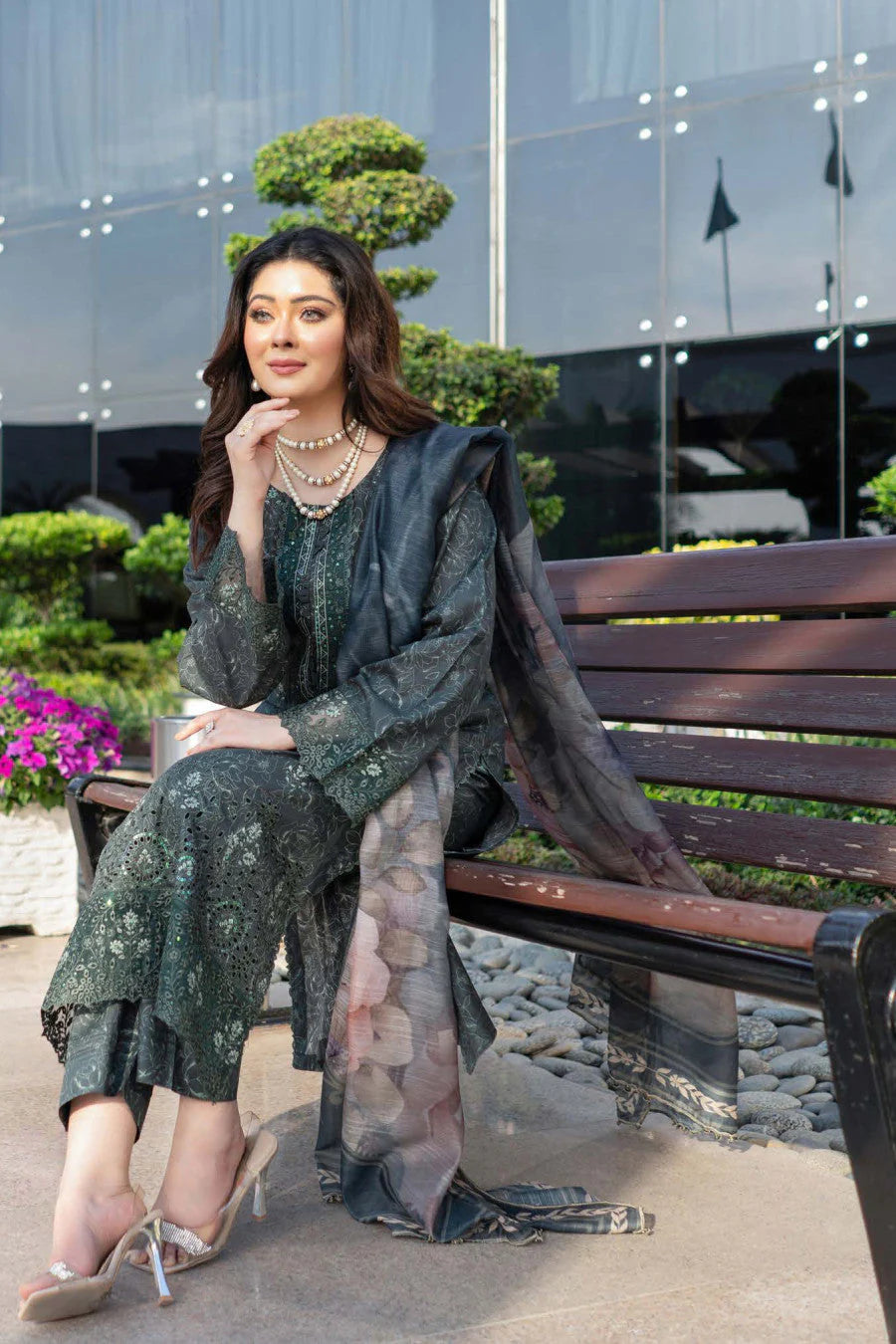 Femme élégante portant des habits pakistanais, shalwar kameez, (ou salwar kameez), habits traditionnels du Pakistan, habits amples, collection printemps été, imprimé en motifs émeraude et noir, avec un shawl léger (écharpe ou foulard) en linon, en imprimé motif émeraude, et un pantalon coupe patte d'éléphant.