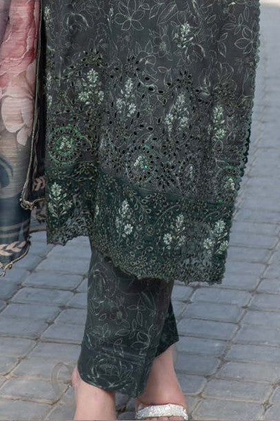 Femme élégante portant des habits pakistanais, shalwar kameez, (ou salwar kameez), habits traditionnels du Pakistan, habits amples, collection printemps été, imprimé en motifs émeraude et noir, avec un châle léger (écharpe ou foulard) en linon, en imprimé motif émeraude, et un pantalon coupe patte d'éléphant.
