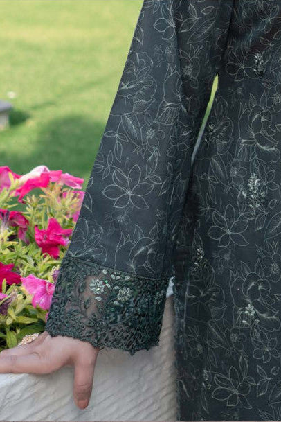 Femme élégante portant des habits pakistanais, shalwar kameez, (ou salwar kameez), habits traditionnels du Pakistan, habits amples, collection printemps été, imprimé en motifs émeraude et noir, avec un châle léger (écharpe ou foulard) en linon, en imprimé motif émeraude, et un pantalon coupe patte d'éléphant.
