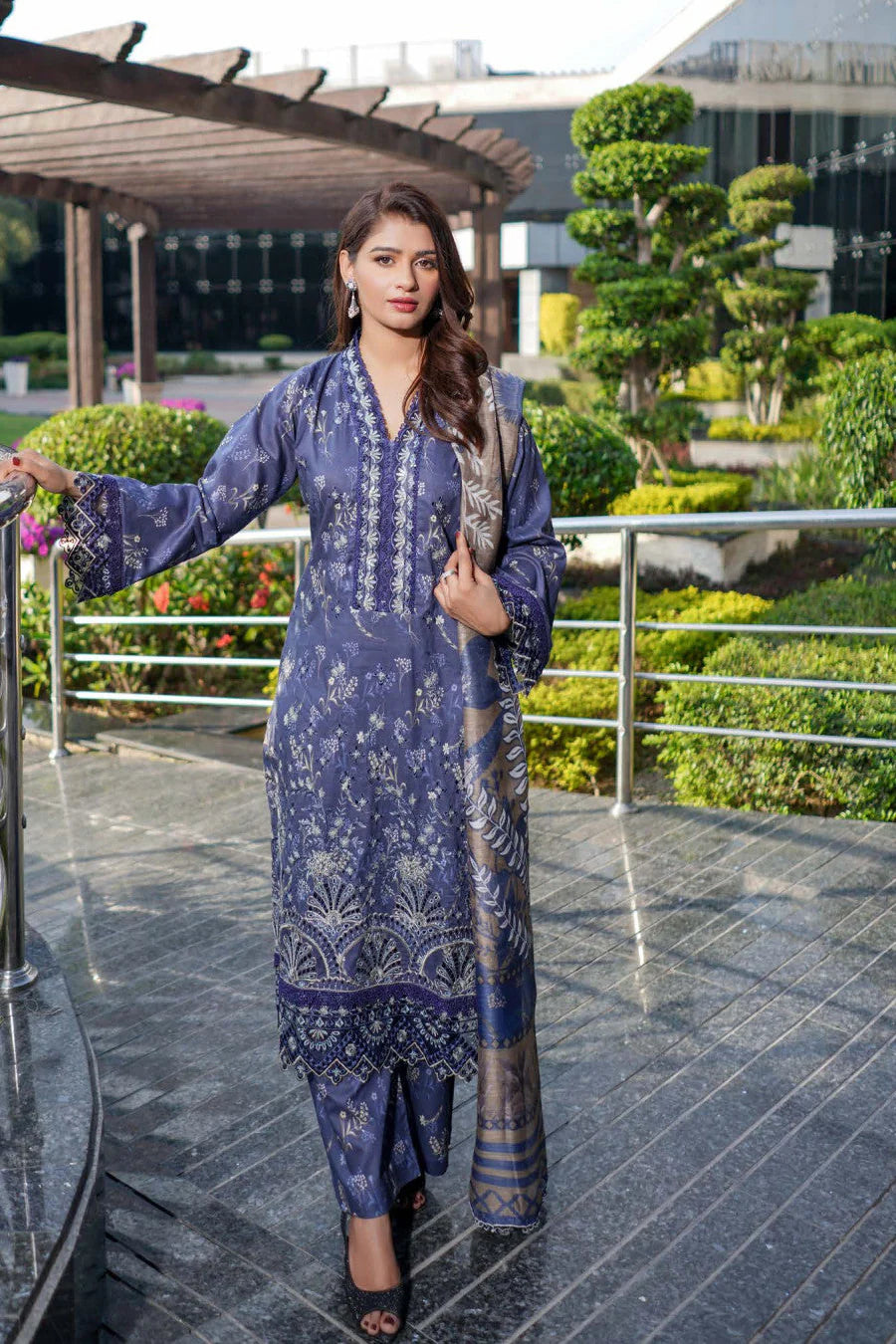 Femme élégante portant des habits pakistanais, shalwar kameez, (ou salwar kameez), habits traditionnels du Pakistan, habits amples, collection printemps été, imprimé en motifs lavande et violet, avec un shawl léger (écharpe ou foulard) en linon, en imprimé motif lavande, et un pantalon coupe patte d'éléphant.